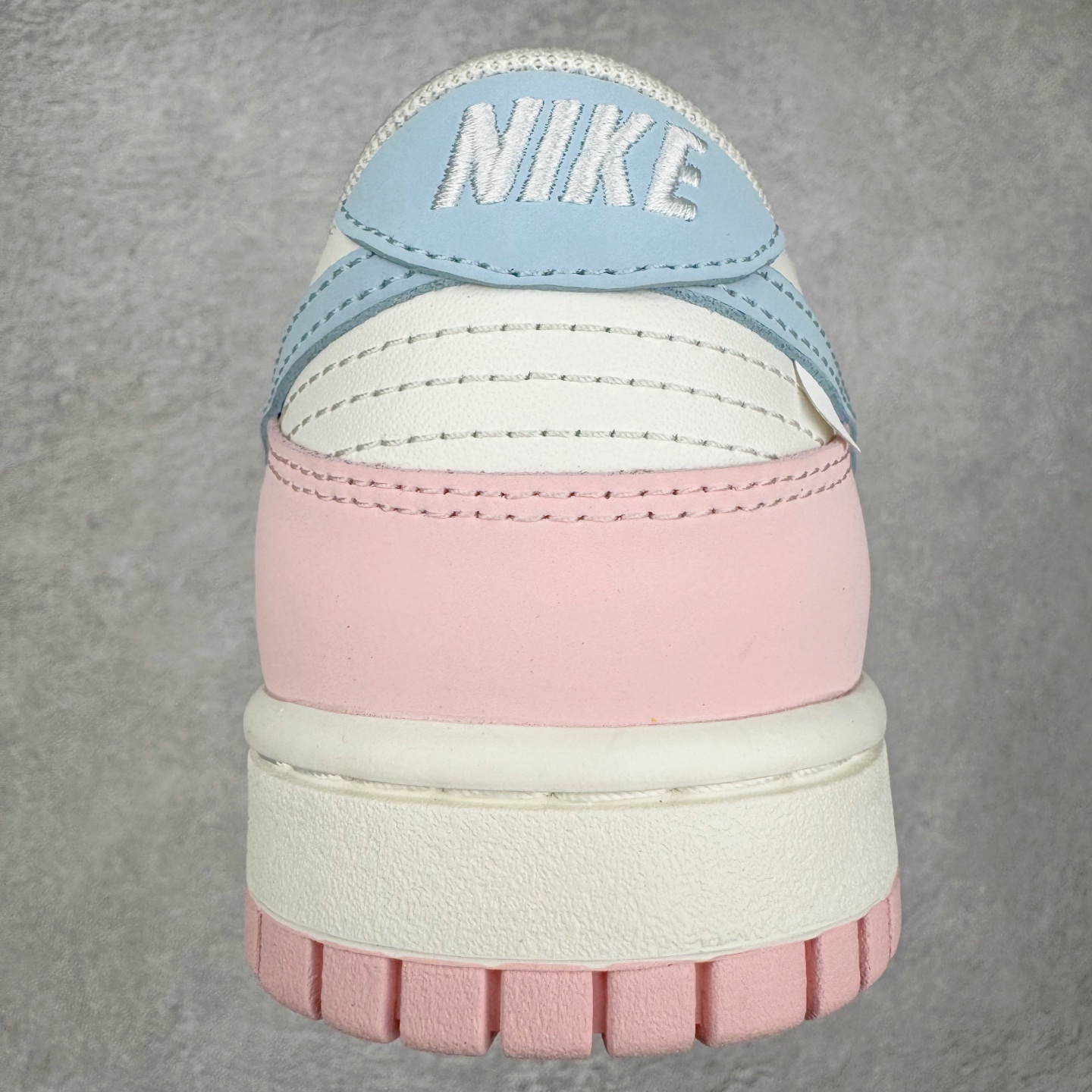 图片[8]-＃YC纯原 NK Dunk Low 冰莓汽水 PB0508-035 此款以甜美满分的粉蓝撞色，诠释出冰莓汽水般的清爽沁甜。鞋面采用细腻皮革承载柔美气质，似融化的草莓冰沙包裹鞋身，粉白双鞋带贯穿其中，编织出完美的色彩呼应。侧翼Swoosh如夏日气泡水般清透澄澈，瞬间打破温柔，最后在鞋跟处点缀精巧的「爱心」，让酷飒感中有了怦然心动的小确幸。定制系列天花板 无原鞋不开发 全系列得物原鞋一比一校对开发 配色持续更新中 终端对接 优势输出 全套原厂楦头原纸板数据档案倾力打造 原汁原味莞产 极致还原 圈内最强针车工艺 高端零售指定版 广东原厂配套原盒原标 鞋盒分三个尺码段 原厂冲刀 超高清洁度 全鞋零毛边皮料切割 采用原厂百宏鞋带以及原厂百宏织唛舌标 内标可供原厂几率过验 进口原装条纹中底布 四线拉帮白色点胶 原厂拉帮手法遵循公司 原厂电绣 极致还原 尺码：36 36.5 37.5 38 38.5 39 40 40.5 41 42 42.5 43 44 44.5 45 46-选品中心