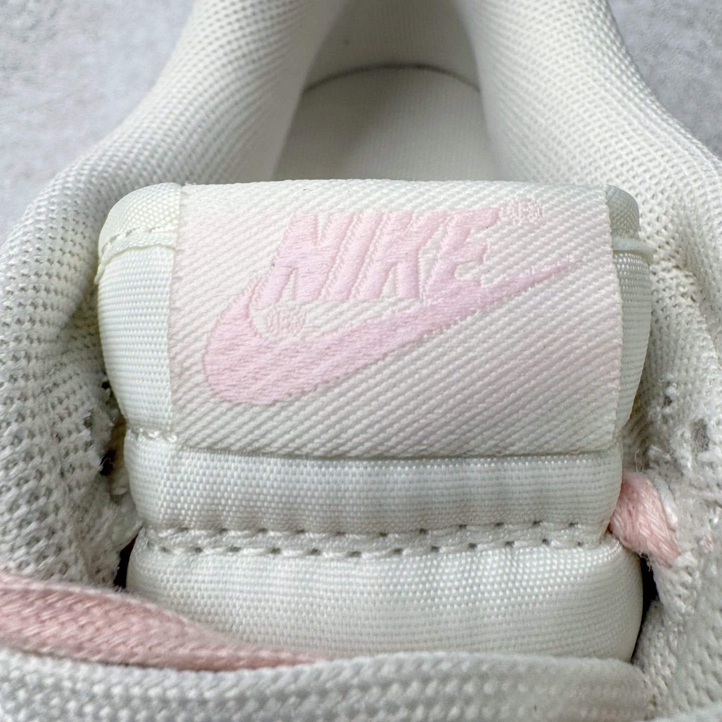 图片[15]-＃YC纯原 NK Dunk Low 冰莓汽水 PB0508-035 此款以甜美满分的粉蓝撞色，诠释出冰莓汽水般的清爽沁甜。鞋面采用细腻皮革承载柔美气质，似融化的草莓冰沙包裹鞋身，粉白双鞋带贯穿其中，编织出完美的色彩呼应。侧翼Swoosh如夏日气泡水般清透澄澈，瞬间打破温柔，最后在鞋跟处点缀精巧的「爱心」，让酷飒感中有了怦然心动的小确幸。定制系列天花板 无原鞋不开发 全系列得物原鞋一比一校对开发 配色持续更新中 终端对接 优势输出 全套原厂楦头原纸板数据档案倾力打造 原汁原味莞产 极致还原 圈内最强针车工艺 高端零售指定版 广东原厂配套原盒原标 鞋盒分三个尺码段 原厂冲刀 超高清洁度 全鞋零毛边皮料切割 采用原厂百宏鞋带以及原厂百宏织唛舌标 内标可供原厂几率过验 进口原装条纹中底布 四线拉帮白色点胶 原厂拉帮手法遵循公司 原厂电绣 极致还原 尺码：36 36.5 37.5 38 38.5 39 40 40.5 41 42 42.5 43 44 44.5 45 46-选品中心