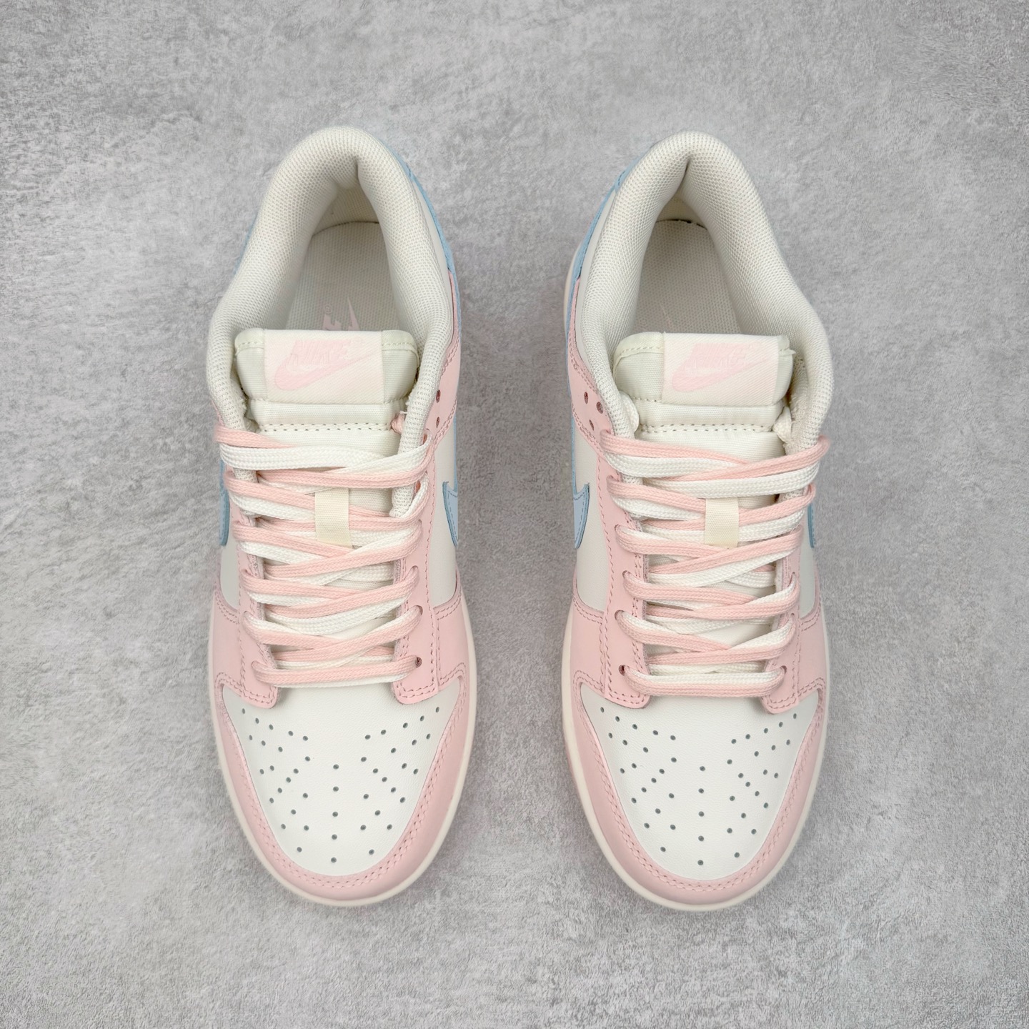 图片[2]-＃YC纯原 NK Dunk Low 冰莓汽水 PB0508-035 此款以甜美满分的粉蓝撞色，诠释出冰莓汽水般的清爽沁甜。鞋面采用细腻皮革承载柔美气质，似融化的草莓冰沙包裹鞋身，粉白双鞋带贯穿其中，编织出完美的色彩呼应。侧翼Swoosh如夏日气泡水般清透澄澈，瞬间打破温柔，最后在鞋跟处点缀精巧的「爱心」，让酷飒感中有了怦然心动的小确幸。定制系列天花板 无原鞋不开发 全系列得物原鞋一比一校对开发 配色持续更新中 终端对接 优势输出 全套原厂楦头原纸板数据档案倾力打造 原汁原味莞产 极致还原 圈内最强针车工艺 高端零售指定版 广东原厂配套原盒原标 鞋盒分三个尺码段 原厂冲刀 超高清洁度 全鞋零毛边皮料切割 采用原厂百宏鞋带以及原厂百宏织唛舌标 内标可供原厂几率过验 进口原装条纹中底布 四线拉帮白色点胶 原厂拉帮手法遵循公司 原厂电绣 极致还原 尺码：36 36.5 37.5 38 38.5 39 40 40.5 41 42 42.5 43 44 44.5 45 46-选品中心