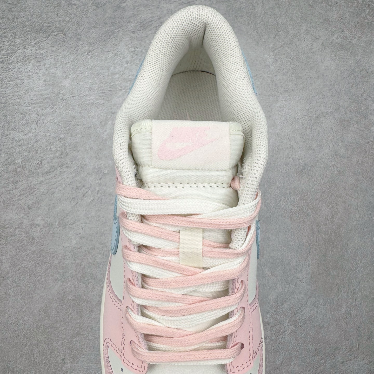 图片[5]-＃YC纯原 NK Dunk Low 冰莓汽水 PB0508-035 此款以甜美满分的粉蓝撞色，诠释出冰莓汽水般的清爽沁甜。鞋面采用细腻皮革承载柔美气质，似融化的草莓冰沙包裹鞋身，粉白双鞋带贯穿其中，编织出完美的色彩呼应。侧翼Swoosh如夏日气泡水般清透澄澈，瞬间打破温柔，最后在鞋跟处点缀精巧的「爱心」，让酷飒感中有了怦然心动的小确幸。定制系列天花板 无原鞋不开发 全系列得物原鞋一比一校对开发 配色持续更新中 终端对接 优势输出 全套原厂楦头原纸板数据档案倾力打造 原汁原味莞产 极致还原 圈内最强针车工艺 高端零售指定版 广东原厂配套原盒原标 鞋盒分三个尺码段 原厂冲刀 超高清洁度 全鞋零毛边皮料切割 采用原厂百宏鞋带以及原厂百宏织唛舌标 内标可供原厂几率过验 进口原装条纹中底布 四线拉帮白色点胶 原厂拉帮手法遵循公司 原厂电绣 极致还原 尺码：36 36.5 37.5 38 38.5 39 40 40.5 41 42 42.5 43 44 44.5 45 46-选品中心