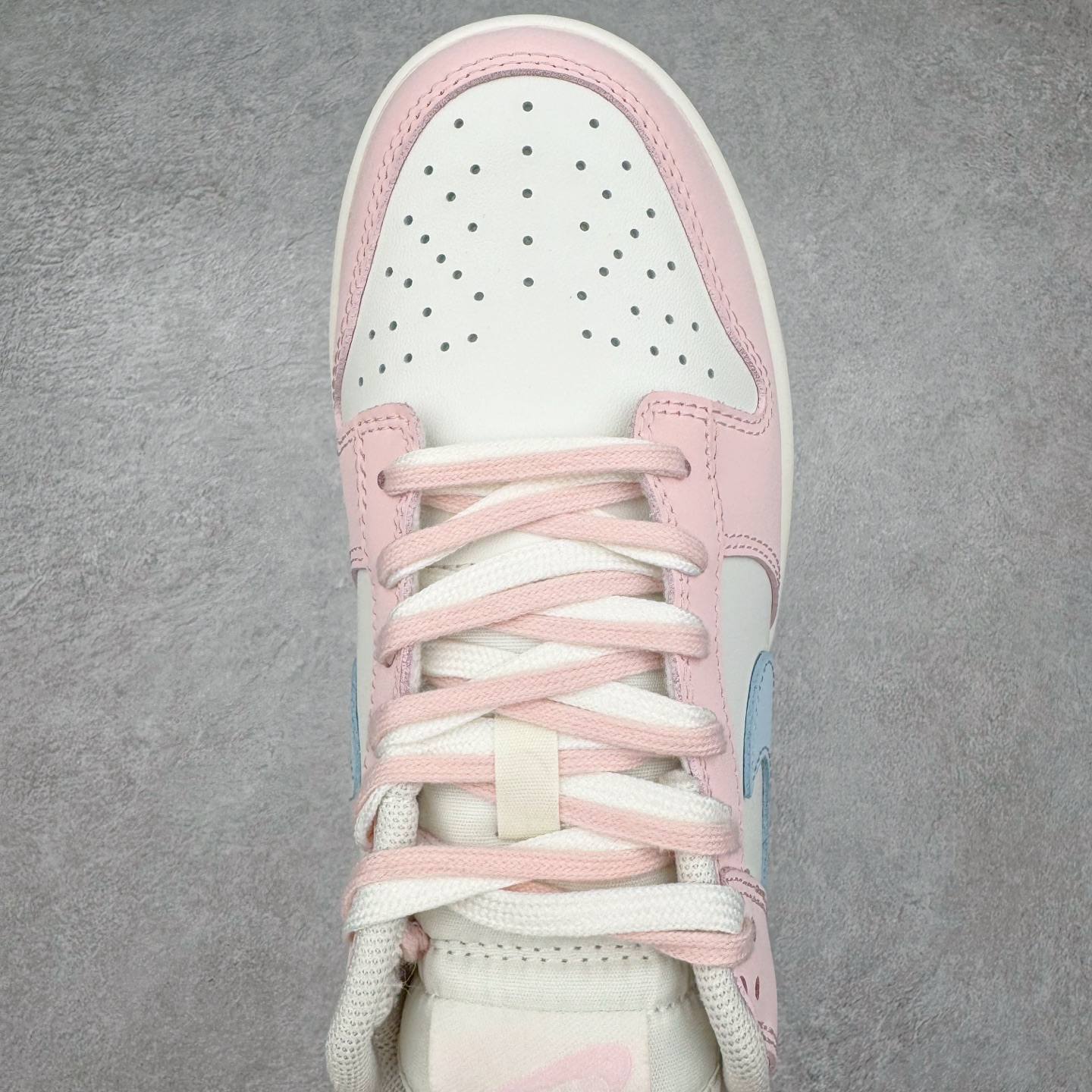 图片[4]-＃YC纯原 NK Dunk Low 冰莓汽水 PB0508-035 此款以甜美满分的粉蓝撞色，诠释出冰莓汽水般的清爽沁甜。鞋面采用细腻皮革承载柔美气质，似融化的草莓冰沙包裹鞋身，粉白双鞋带贯穿其中，编织出完美的色彩呼应。侧翼Swoosh如夏日气泡水般清透澄澈，瞬间打破温柔，最后在鞋跟处点缀精巧的「爱心」，让酷飒感中有了怦然心动的小确幸。定制系列天花板 无原鞋不开发 全系列得物原鞋一比一校对开发 配色持续更新中 终端对接 优势输出 全套原厂楦头原纸板数据档案倾力打造 原汁原味莞产 极致还原 圈内最强针车工艺 高端零售指定版 广东原厂配套原盒原标 鞋盒分三个尺码段 原厂冲刀 超高清洁度 全鞋零毛边皮料切割 采用原厂百宏鞋带以及原厂百宏织唛舌标 内标可供原厂几率过验 进口原装条纹中底布 四线拉帮白色点胶 原厂拉帮手法遵循公司 原厂电绣 极致还原 尺码：36 36.5 37.5 38 38.5 39 40 40.5 41 42 42.5 43 44 44.5 45 46-选品中心