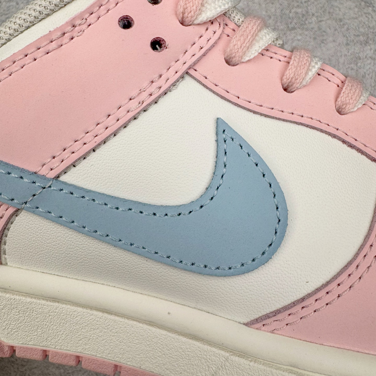 图片[21]-＃YC纯原 NK Dunk Low 冰莓汽水 PB0508-035 此款以甜美满分的粉蓝撞色，诠释出冰莓汽水般的清爽沁甜。鞋面采用细腻皮革承载柔美气质，似融化的草莓冰沙包裹鞋身，粉白双鞋带贯穿其中，编织出完美的色彩呼应。侧翼Swoosh如夏日气泡水般清透澄澈，瞬间打破温柔，最后在鞋跟处点缀精巧的「爱心」，让酷飒感中有了怦然心动的小确幸。定制系列天花板 无原鞋不开发 全系列得物原鞋一比一校对开发 配色持续更新中 终端对接 优势输出 全套原厂楦头原纸板数据档案倾力打造 原汁原味莞产 极致还原 圈内最强针车工艺 高端零售指定版 广东原厂配套原盒原标 鞋盒分三个尺码段 原厂冲刀 超高清洁度 全鞋零毛边皮料切割 采用原厂百宏鞋带以及原厂百宏织唛舌标 内标可供原厂几率过验 进口原装条纹中底布 四线拉帮白色点胶 原厂拉帮手法遵循公司 原厂电绣 极致还原 尺码：36 36.5 37.5 38 38.5 39 40 40.5 41 42 42.5 43 44 44.5 45 46-选品中心