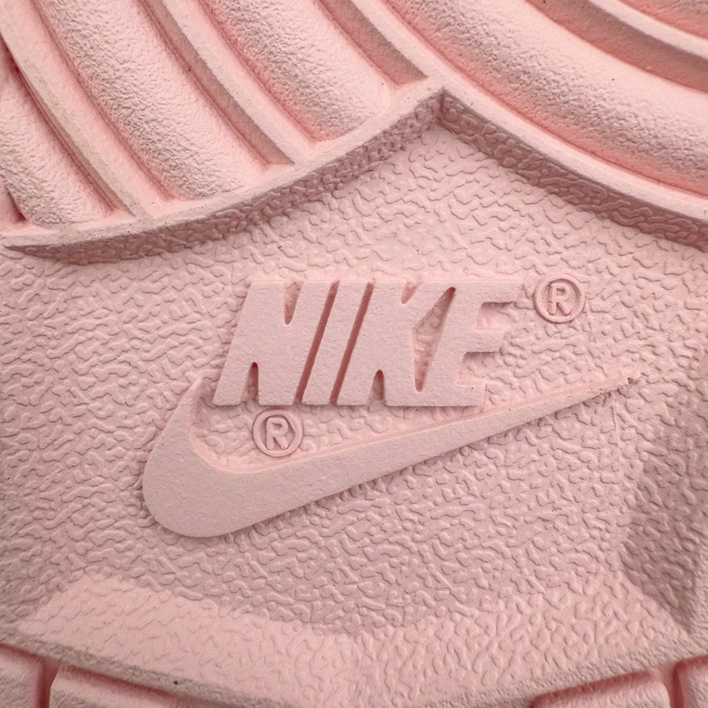 图片[22]-＃YC纯原 NK Dunk Low 冰莓汽水 PB0508-035 此款以甜美满分的粉蓝撞色，诠释出冰莓汽水般的清爽沁甜。鞋面采用细腻皮革承载柔美气质，似融化的草莓冰沙包裹鞋身，粉白双鞋带贯穿其中，编织出完美的色彩呼应。侧翼Swoosh如夏日气泡水般清透澄澈，瞬间打破温柔，最后在鞋跟处点缀精巧的「爱心」，让酷飒感中有了怦然心动的小确幸。定制系列天花板 无原鞋不开发 全系列得物原鞋一比一校对开发 配色持续更新中 终端对接 优势输出 全套原厂楦头原纸板数据档案倾力打造 原汁原味莞产 极致还原 圈内最强针车工艺 高端零售指定版 广东原厂配套原盒原标 鞋盒分三个尺码段 原厂冲刀 超高清洁度 全鞋零毛边皮料切割 采用原厂百宏鞋带以及原厂百宏织唛舌标 内标可供原厂几率过验 进口原装条纹中底布 四线拉帮白色点胶 原厂拉帮手法遵循公司 原厂电绣 极致还原 尺码：36 36.5 37.5 38 38.5 39 40 40.5 41 42 42.5 43 44 44.5 45 46-选品中心