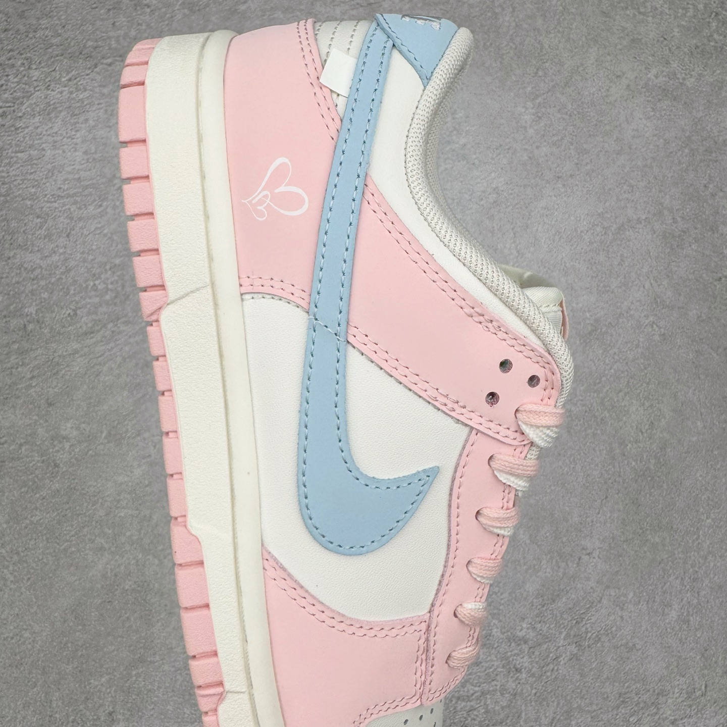 图片[6]-＃YC纯原 NK Dunk Low 冰莓汽水 PB0508-035 此款以甜美满分的粉蓝撞色，诠释出冰莓汽水般的清爽沁甜。鞋面采用细腻皮革承载柔美气质，似融化的草莓冰沙包裹鞋身，粉白双鞋带贯穿其中，编织出完美的色彩呼应。侧翼Swoosh如夏日气泡水般清透澄澈，瞬间打破温柔，最后在鞋跟处点缀精巧的「爱心」，让酷飒感中有了怦然心动的小确幸。定制系列天花板 无原鞋不开发 全系列得物原鞋一比一校对开发 配色持续更新中 终端对接 优势输出 全套原厂楦头原纸板数据档案倾力打造 原汁原味莞产 极致还原 圈内最强针车工艺 高端零售指定版 广东原厂配套原盒原标 鞋盒分三个尺码段 原厂冲刀 超高清洁度 全鞋零毛边皮料切割 采用原厂百宏鞋带以及原厂百宏织唛舌标 内标可供原厂几率过验 进口原装条纹中底布 四线拉帮白色点胶 原厂拉帮手法遵循公司 原厂电绣 极致还原 尺码：36 36.5 37.5 38 38.5 39 40 40.5 41 42 42.5 43 44 44.5 45 46-选品中心