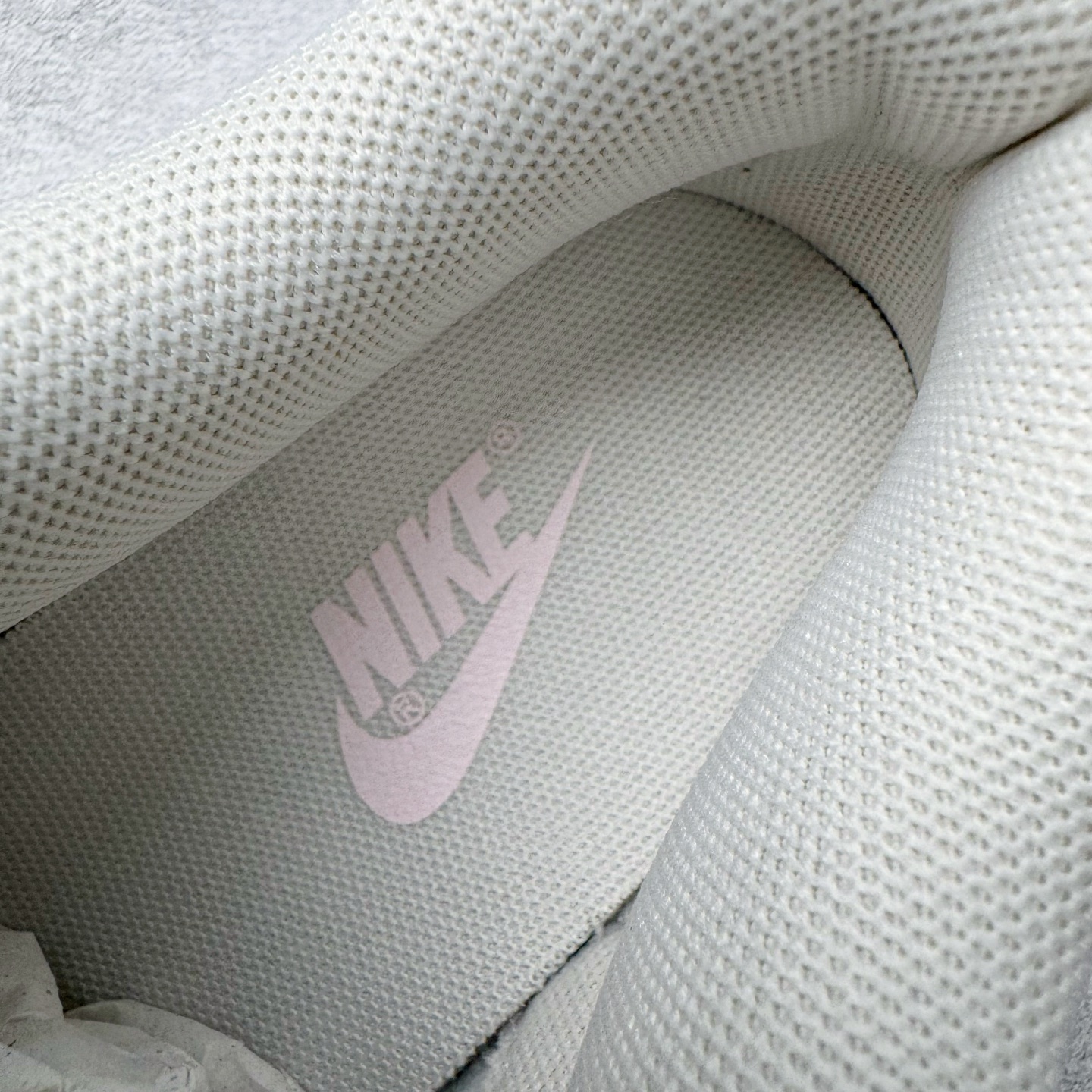 图片[13]-＃YC纯原 NK Dunk Low 冰莓汽水 PB0508-035 此款以甜美满分的粉蓝撞色，诠释出冰莓汽水般的清爽沁甜。鞋面采用细腻皮革承载柔美气质，似融化的草莓冰沙包裹鞋身，粉白双鞋带贯穿其中，编织出完美的色彩呼应。侧翼Swoosh如夏日气泡水般清透澄澈，瞬间打破温柔，最后在鞋跟处点缀精巧的「爱心」，让酷飒感中有了怦然心动的小确幸。定制系列天花板 无原鞋不开发 全系列得物原鞋一比一校对开发 配色持续更新中 终端对接 优势输出 全套原厂楦头原纸板数据档案倾力打造 原汁原味莞产 极致还原 圈内最强针车工艺 高端零售指定版 广东原厂配套原盒原标 鞋盒分三个尺码段 原厂冲刀 超高清洁度 全鞋零毛边皮料切割 采用原厂百宏鞋带以及原厂百宏织唛舌标 内标可供原厂几率过验 进口原装条纹中底布 四线拉帮白色点胶 原厂拉帮手法遵循公司 原厂电绣 极致还原 尺码：36 36.5 37.5 38 38.5 39 40 40.5 41 42 42.5 43 44 44.5 45 46-选品中心