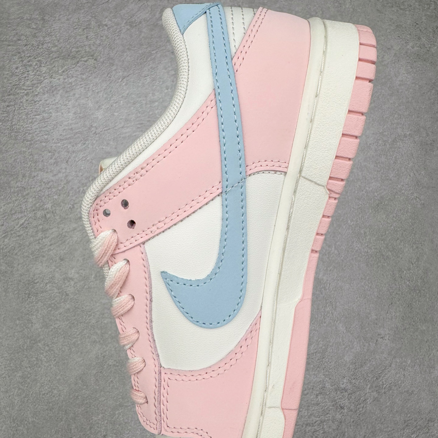 图片[7]-＃YC纯原 NK Dunk Low 冰莓汽水 PB0508-035 此款以甜美满分的粉蓝撞色，诠释出冰莓汽水般的清爽沁甜。鞋面采用细腻皮革承载柔美气质，似融化的草莓冰沙包裹鞋身，粉白双鞋带贯穿其中，编织出完美的色彩呼应。侧翼Swoosh如夏日气泡水般清透澄澈，瞬间打破温柔，最后在鞋跟处点缀精巧的「爱心」，让酷飒感中有了怦然心动的小确幸。定制系列天花板 无原鞋不开发 全系列得物原鞋一比一校对开发 配色持续更新中 终端对接 优势输出 全套原厂楦头原纸板数据档案倾力打造 原汁原味莞产 极致还原 圈内最强针车工艺 高端零售指定版 广东原厂配套原盒原标 鞋盒分三个尺码段 原厂冲刀 超高清洁度 全鞋零毛边皮料切割 采用原厂百宏鞋带以及原厂百宏织唛舌标 内标可供原厂几率过验 进口原装条纹中底布 四线拉帮白色点胶 原厂拉帮手法遵循公司 原厂电绣 极致还原 尺码：36 36.5 37.5 38 38.5 39 40 40.5 41 42 42.5 43 44 44.5 45 46-选品中心