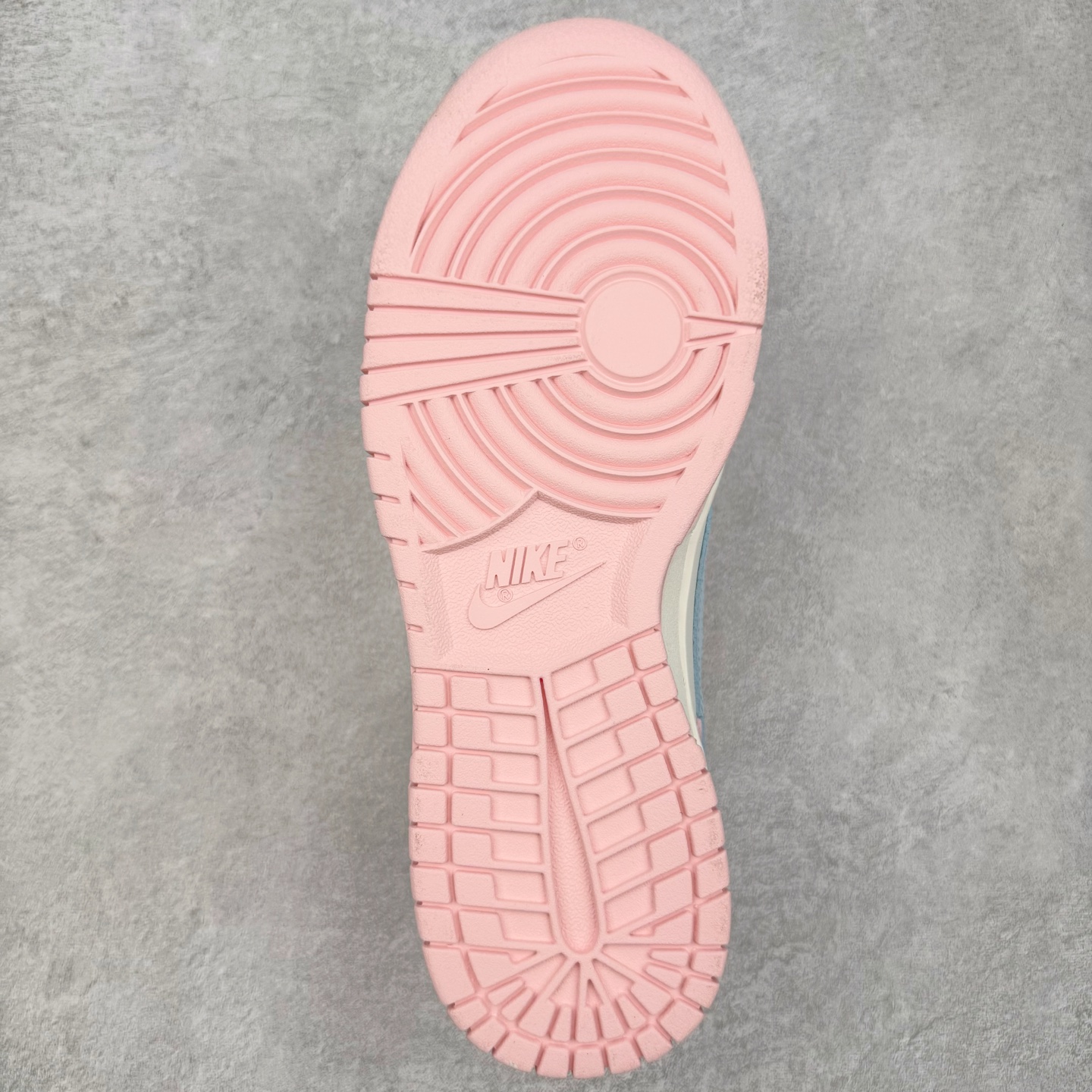 图片[9]-＃YC纯原 NK Dunk Low 冰莓汽水 PB0508-035 此款以甜美满分的粉蓝撞色，诠释出冰莓汽水般的清爽沁甜。鞋面采用细腻皮革承载柔美气质，似融化的草莓冰沙包裹鞋身，粉白双鞋带贯穿其中，编织出完美的色彩呼应。侧翼Swoosh如夏日气泡水般清透澄澈，瞬间打破温柔，最后在鞋跟处点缀精巧的「爱心」，让酷飒感中有了怦然心动的小确幸。定制系列天花板 无原鞋不开发 全系列得物原鞋一比一校对开发 配色持续更新中 终端对接 优势输出 全套原厂楦头原纸板数据档案倾力打造 原汁原味莞产 极致还原 圈内最强针车工艺 高端零售指定版 广东原厂配套原盒原标 鞋盒分三个尺码段 原厂冲刀 超高清洁度 全鞋零毛边皮料切割 采用原厂百宏鞋带以及原厂百宏织唛舌标 内标可供原厂几率过验 进口原装条纹中底布 四线拉帮白色点胶 原厂拉帮手法遵循公司 原厂电绣 极致还原 尺码：36 36.5 37.5 38 38.5 39 40 40.5 41 42 42.5 43 44 44.5 45 46-选品中心