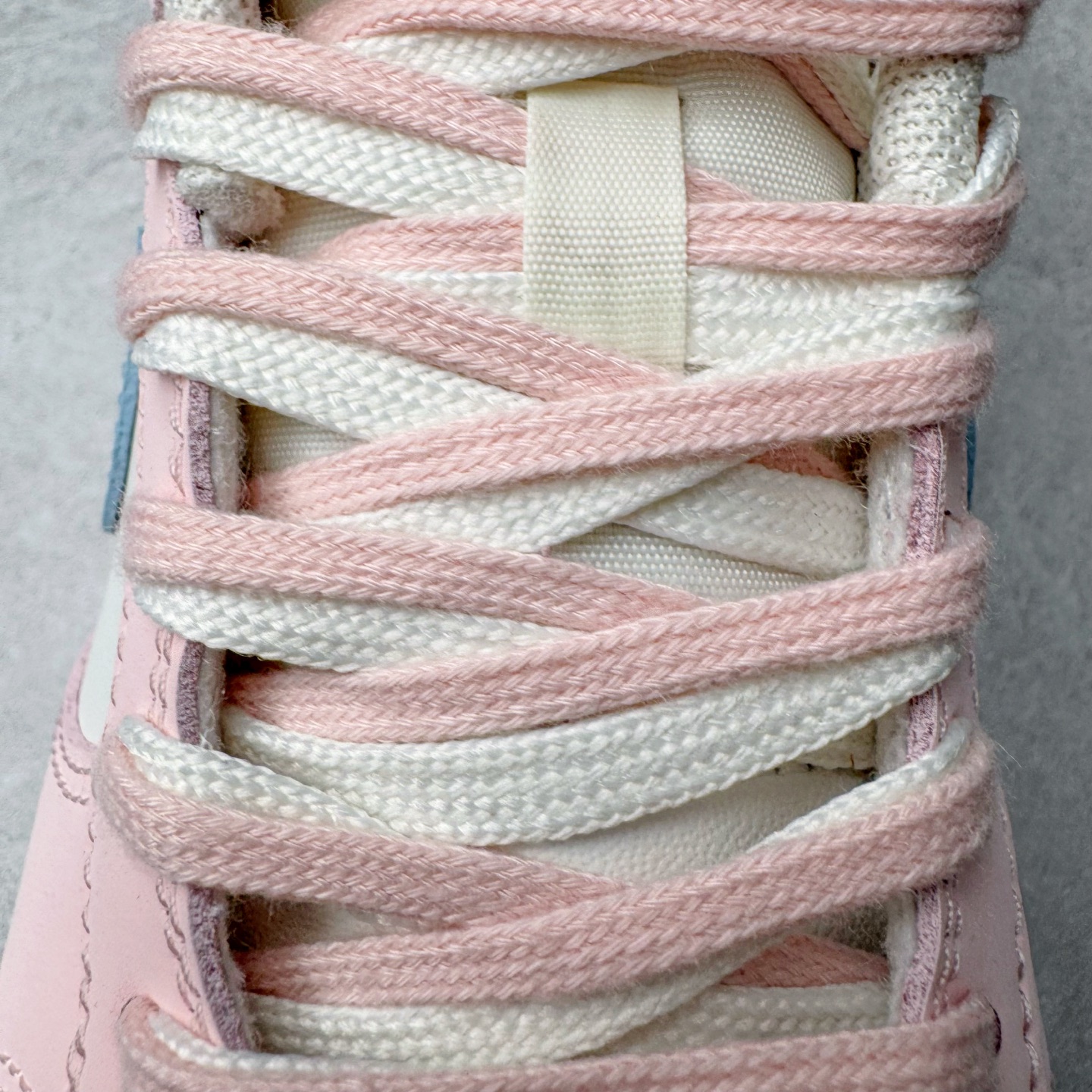 图片[14]-＃YC纯原 NK Dunk Low 冰莓汽水 PB0508-035 此款以甜美满分的粉蓝撞色，诠释出冰莓汽水般的清爽沁甜。鞋面采用细腻皮革承载柔美气质，似融化的草莓冰沙包裹鞋身，粉白双鞋带贯穿其中，编织出完美的色彩呼应。侧翼Swoosh如夏日气泡水般清透澄澈，瞬间打破温柔，最后在鞋跟处点缀精巧的「爱心」，让酷飒感中有了怦然心动的小确幸。定制系列天花板 无原鞋不开发 全系列得物原鞋一比一校对开发 配色持续更新中 终端对接 优势输出 全套原厂楦头原纸板数据档案倾力打造 原汁原味莞产 极致还原 圈内最强针车工艺 高端零售指定版 广东原厂配套原盒原标 鞋盒分三个尺码段 原厂冲刀 超高清洁度 全鞋零毛边皮料切割 采用原厂百宏鞋带以及原厂百宏织唛舌标 内标可供原厂几率过验 进口原装条纹中底布 四线拉帮白色点胶 原厂拉帮手法遵循公司 原厂电绣 极致还原 尺码：36 36.5 37.5 38 38.5 39 40 40.5 41 42 42.5 43 44 44.5 45 46-选品中心