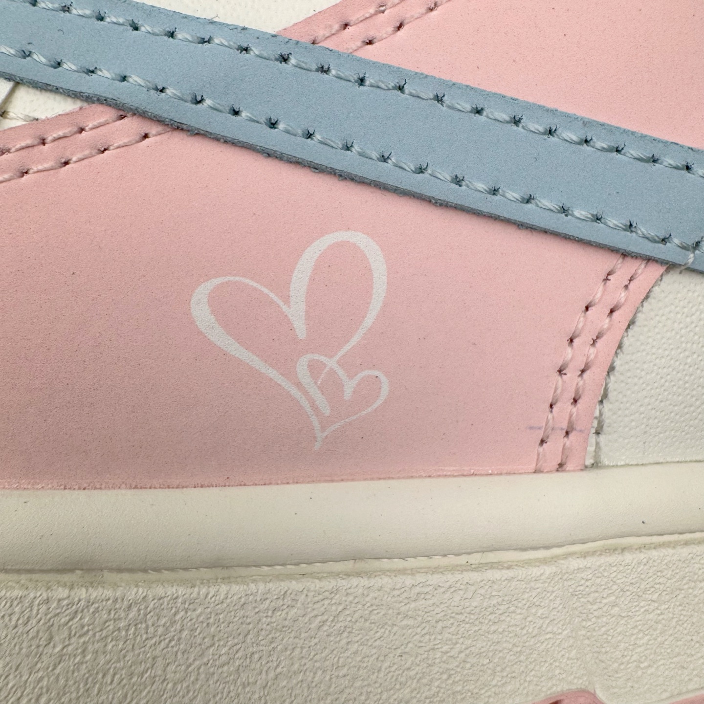 图片[20]-＃YC纯原 NK Dunk Low 冰莓汽水 PB0508-035 此款以甜美满分的粉蓝撞色，诠释出冰莓汽水般的清爽沁甜。鞋面采用细腻皮革承载柔美气质，似融化的草莓冰沙包裹鞋身，粉白双鞋带贯穿其中，编织出完美的色彩呼应。侧翼Swoosh如夏日气泡水般清透澄澈，瞬间打破温柔，最后在鞋跟处点缀精巧的「爱心」，让酷飒感中有了怦然心动的小确幸。定制系列天花板 无原鞋不开发 全系列得物原鞋一比一校对开发 配色持续更新中 终端对接 优势输出 全套原厂楦头原纸板数据档案倾力打造 原汁原味莞产 极致还原 圈内最强针车工艺 高端零售指定版 广东原厂配套原盒原标 鞋盒分三个尺码段 原厂冲刀 超高清洁度 全鞋零毛边皮料切割 采用原厂百宏鞋带以及原厂百宏织唛舌标 内标可供原厂几率过验 进口原装条纹中底布 四线拉帮白色点胶 原厂拉帮手法遵循公司 原厂电绣 极致还原 尺码：36 36.5 37.5 38 38.5 39 40 40.5 41 42 42.5 43 44 44.5 45 46-选品中心