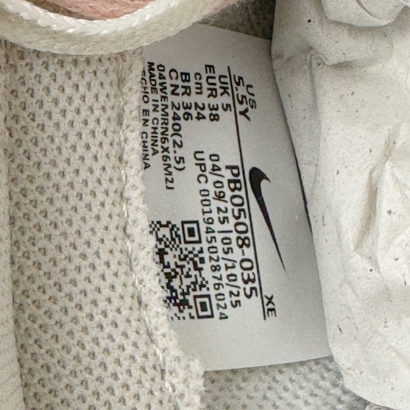 图片[12]-＃YC纯原 NK Dunk Low 冰莓汽水 PB0508-035 此款以甜美满分的粉蓝撞色，诠释出冰莓汽水般的清爽沁甜。鞋面采用细腻皮革承载柔美气质，似融化的草莓冰沙包裹鞋身，粉白双鞋带贯穿其中，编织出完美的色彩呼应。侧翼Swoosh如夏日气泡水般清透澄澈，瞬间打破温柔，最后在鞋跟处点缀精巧的「爱心」，让酷飒感中有了怦然心动的小确幸。定制系列天花板 无原鞋不开发 全系列得物原鞋一比一校对开发 配色持续更新中 终端对接 优势输出 全套原厂楦头原纸板数据档案倾力打造 原汁原味莞产 极致还原 圈内最强针车工艺 高端零售指定版 广东原厂配套原盒原标 鞋盒分三个尺码段 原厂冲刀 超高清洁度 全鞋零毛边皮料切割 采用原厂百宏鞋带以及原厂百宏织唛舌标 内标可供原厂几率过验 进口原装条纹中底布 四线拉帮白色点胶 原厂拉帮手法遵循公司 原厂电绣 极致还原 尺码：36 36.5 37.5 38 38.5 39 40 40.5 41 42 42.5 43 44 44.5 45 46-选品中心