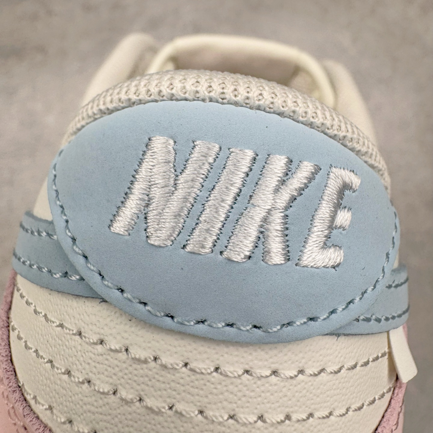 图片[18]-＃YC纯原 NK Dunk Low 冰莓汽水 PB0508-035 此款以甜美满分的粉蓝撞色，诠释出冰莓汽水般的清爽沁甜。鞋面采用细腻皮革承载柔美气质，似融化的草莓冰沙包裹鞋身，粉白双鞋带贯穿其中，编织出完美的色彩呼应。侧翼Swoosh如夏日气泡水般清透澄澈，瞬间打破温柔，最后在鞋跟处点缀精巧的「爱心」，让酷飒感中有了怦然心动的小确幸。定制系列天花板 无原鞋不开发 全系列得物原鞋一比一校对开发 配色持续更新中 终端对接 优势输出 全套原厂楦头原纸板数据档案倾力打造 原汁原味莞产 极致还原 圈内最强针车工艺 高端零售指定版 广东原厂配套原盒原标 鞋盒分三个尺码段 原厂冲刀 超高清洁度 全鞋零毛边皮料切割 采用原厂百宏鞋带以及原厂百宏织唛舌标 内标可供原厂几率过验 进口原装条纹中底布 四线拉帮白色点胶 原厂拉帮手法遵循公司 原厂电绣 极致还原 尺码：36 36.5 37.5 38 38.5 39 40 40.5 41 42 42.5 43 44 44.5 45 46-选品中心