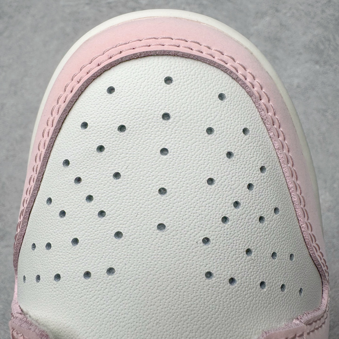 图片[17]-＃YC纯原 NK Dunk Low 冰莓汽水 PB0508-035 此款以甜美满分的粉蓝撞色，诠释出冰莓汽水般的清爽沁甜。鞋面采用细腻皮革承载柔美气质，似融化的草莓冰沙包裹鞋身，粉白双鞋带贯穿其中，编织出完美的色彩呼应。侧翼Swoosh如夏日气泡水般清透澄澈，瞬间打破温柔，最后在鞋跟处点缀精巧的「爱心」，让酷飒感中有了怦然心动的小确幸。定制系列天花板 无原鞋不开发 全系列得物原鞋一比一校对开发 配色持续更新中 终端对接 优势输出 全套原厂楦头原纸板数据档案倾力打造 原汁原味莞产 极致还原 圈内最强针车工艺 高端零售指定版 广东原厂配套原盒原标 鞋盒分三个尺码段 原厂冲刀 超高清洁度 全鞋零毛边皮料切割 采用原厂百宏鞋带以及原厂百宏织唛舌标 内标可供原厂几率过验 进口原装条纹中底布 四线拉帮白色点胶 原厂拉帮手法遵循公司 原厂电绣 极致还原 尺码：36 36.5 37.5 38 38.5 39 40 40.5 41 42 42.5 43 44 44.5 45 46-选品中心