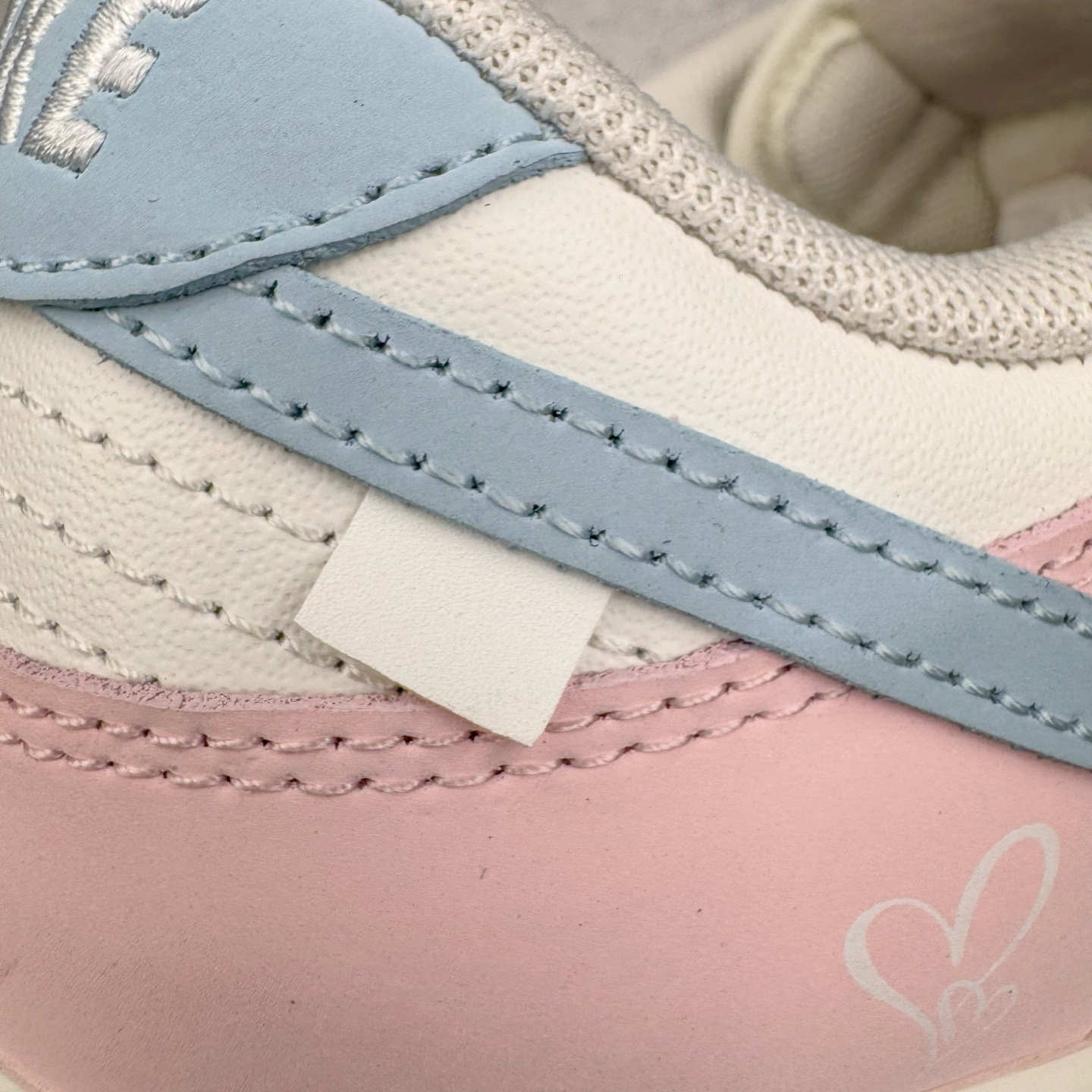 图片[19]-＃YC纯原 NK Dunk Low 冰莓汽水 PB0508-035 此款以甜美满分的粉蓝撞色，诠释出冰莓汽水般的清爽沁甜。鞋面采用细腻皮革承载柔美气质，似融化的草莓冰沙包裹鞋身，粉白双鞋带贯穿其中，编织出完美的色彩呼应。侧翼Swoosh如夏日气泡水般清透澄澈，瞬间打破温柔，最后在鞋跟处点缀精巧的「爱心」，让酷飒感中有了怦然心动的小确幸。定制系列天花板 无原鞋不开发 全系列得物原鞋一比一校对开发 配色持续更新中 终端对接 优势输出 全套原厂楦头原纸板数据档案倾力打造 原汁原味莞产 极致还原 圈内最强针车工艺 高端零售指定版 广东原厂配套原盒原标 鞋盒分三个尺码段 原厂冲刀 超高清洁度 全鞋零毛边皮料切割 采用原厂百宏鞋带以及原厂百宏织唛舌标 内标可供原厂几率过验 进口原装条纹中底布 四线拉帮白色点胶 原厂拉帮手法遵循公司 原厂电绣 极致还原 尺码：36 36.5 37.5 38 38.5 39 40 40.5 41 42 42.5 43 44 44.5 45 46-选品中心