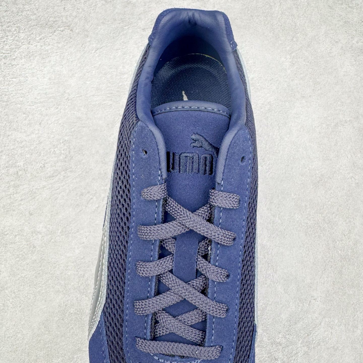 图片[5]-＃CS纯原 PUMA Speedca OG 彪马极速赛车系列低帮德训风拼接复古百搭休闲运动赛车鞋 鞋款从80、90年代赛车手所穿的防火赛车鞋为原型，鞋身线条模仿了赛车的流线廓形，体现了空气动力学原理的结构。简约流畅的外观，恰好又和贯穿其中的Formstrip Logo融合恰到好处，视觉上细节丰富且协调。本次Speedcat OG鞋款归来，最大看点自然式保留了窄版鞋型以及薄底构造。这两年各品牌鞋底越做越厚，Speedcat反其道而行之，上脚几乎无鞋底的效果带来耳目一新的视觉体验。鞋面依旧是以质感细腻的麂皮材质打造，并且大面积近乎全包裹的使用，复古味道也愈发浓烈。配色上更是将最原始的黑色和红色带回，向F1赛车队的标志性队服致敬。相信让各位一眼种草的更多是出挑的大红色，上脚即可瞬间点亮整体造型，在以球鞋为核心的OOTD中脱颖而出。而另一款黑色则是低调的万金油，彰显新潮个性的同时又不喧宾夺主，也是热爱简约系穿搭朋友的首选。 尺码：35.5 36 37 37.5 38 38.5 39 40 40.5 41 42 42.5 43 44 44.5 45-选品中心