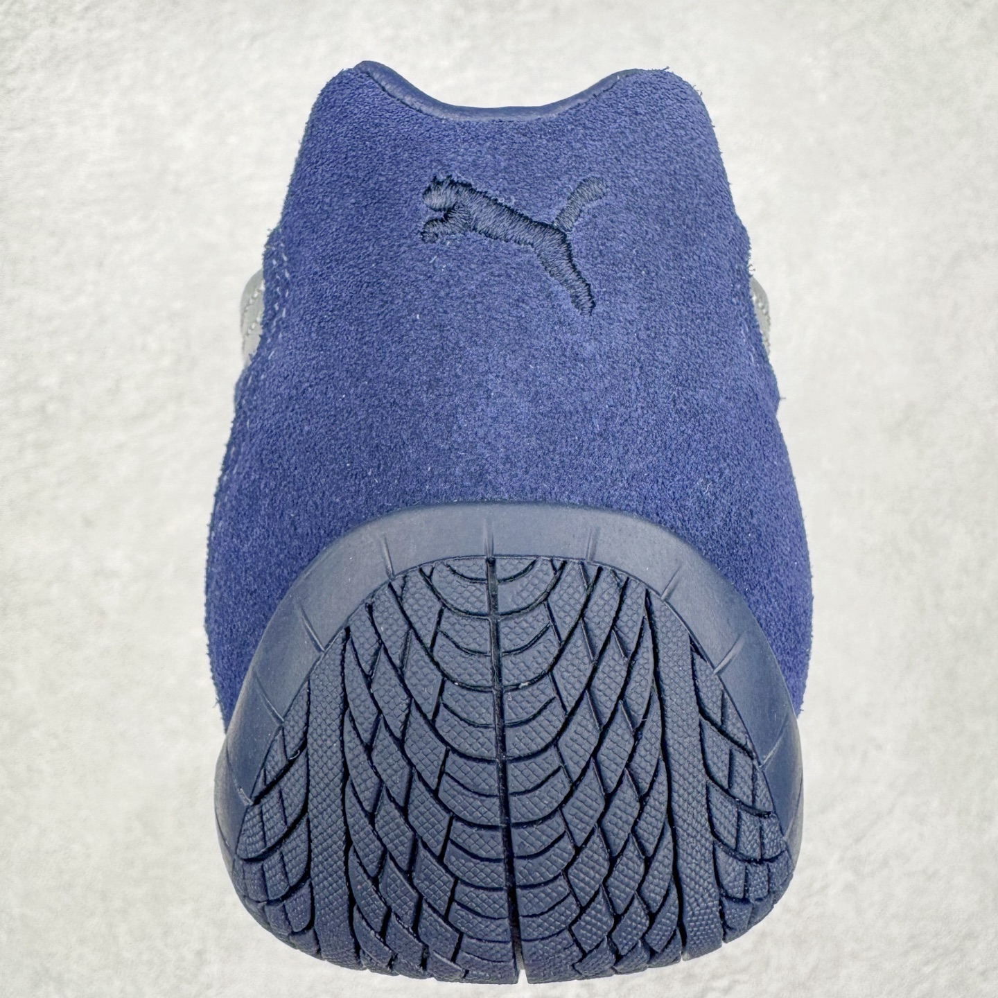 图片[8]-＃CS纯原 PUMA Speedca OG 彪马极速赛车系列低帮德训风拼接复古百搭休闲运动赛车鞋 鞋款从80、90年代赛车手所穿的防火赛车鞋为原型，鞋身线条模仿了赛车的流线廓形，体现了空气动力学原理的结构。简约流畅的外观，恰好又和贯穿其中的Formstrip Logo融合恰到好处，视觉上细节丰富且协调。本次Speedcat OG鞋款归来，最大看点自然式保留了窄版鞋型以及薄底构造。这两年各品牌鞋底越做越厚，Speedcat反其道而行之，上脚几乎无鞋底的效果带来耳目一新的视觉体验。鞋面依旧是以质感细腻的麂皮材质打造，并且大面积近乎全包裹的使用，复古味道也愈发浓烈。配色上更是将最原始的黑色和红色带回，向F1赛车队的标志性队服致敬。相信让各位一眼种草的更多是出挑的大红色，上脚即可瞬间点亮整体造型，在以球鞋为核心的OOTD中脱颖而出。而另一款黑色则是低调的万金油，彰显新潮个性的同时又不喧宾夺主，也是热爱简约系穿搭朋友的首选。 尺码：35.5 36 37 37.5 38 38.5 39 40 40.5 41 42 42.5 43 44 44.5 45-选品中心