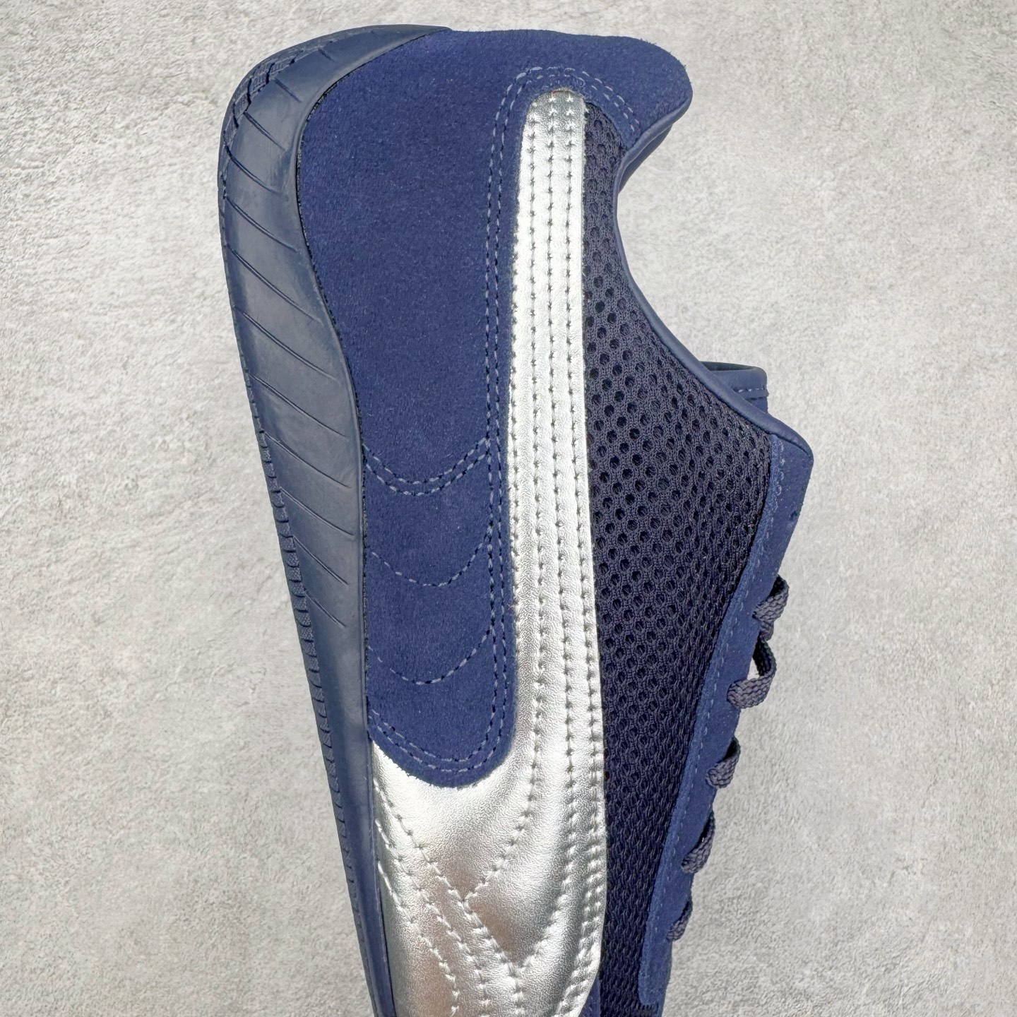 图片[6]-＃CS纯原 PUMA Speedca OG 彪马极速赛车系列低帮德训风拼接复古百搭休闲运动赛车鞋 鞋款从80、90年代赛车手所穿的防火赛车鞋为原型，鞋身线条模仿了赛车的流线廓形，体现了空气动力学原理的结构。简约流畅的外观，恰好又和贯穿其中的Formstrip Logo融合恰到好处，视觉上细节丰富且协调。本次Speedcat OG鞋款归来，最大看点自然式保留了窄版鞋型以及薄底构造。这两年各品牌鞋底越做越厚，Speedcat反其道而行之，上脚几乎无鞋底的效果带来耳目一新的视觉体验。鞋面依旧是以质感细腻的麂皮材质打造，并且大面积近乎全包裹的使用，复古味道也愈发浓烈。配色上更是将最原始的黑色和红色带回，向F1赛车队的标志性队服致敬。相信让各位一眼种草的更多是出挑的大红色，上脚即可瞬间点亮整体造型，在以球鞋为核心的OOTD中脱颖而出。而另一款黑色则是低调的万金油，彰显新潮个性的同时又不喧宾夺主，也是热爱简约系穿搭朋友的首选。 尺码：35.5 36 37 37.5 38 38.5 39 40 40.5 41 42 42.5 43 44 44.5 45-选品中心