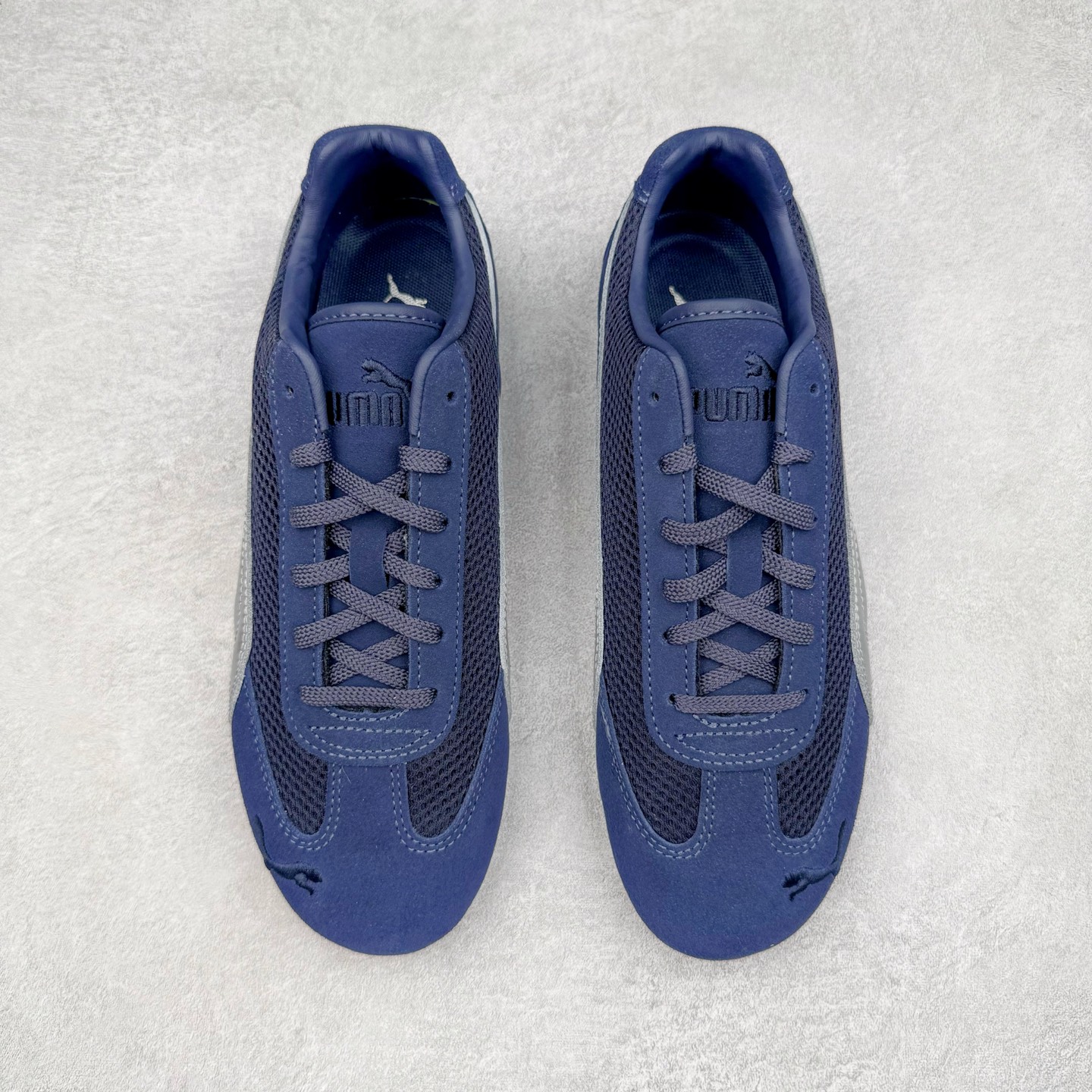 图片[2]-＃CS纯原 PUMA Speedca OG 彪马极速赛车系列低帮德训风拼接复古百搭休闲运动赛车鞋 鞋款从80、90年代赛车手所穿的防火赛车鞋为原型，鞋身线条模仿了赛车的流线廓形，体现了空气动力学原理的结构。简约流畅的外观，恰好又和贯穿其中的Formstrip Logo融合恰到好处，视觉上细节丰富且协调。本次Speedcat OG鞋款归来，最大看点自然式保留了窄版鞋型以及薄底构造。这两年各品牌鞋底越做越厚，Speedcat反其道而行之，上脚几乎无鞋底的效果带来耳目一新的视觉体验。鞋面依旧是以质感细腻的麂皮材质打造，并且大面积近乎全包裹的使用，复古味道也愈发浓烈。配色上更是将最原始的黑色和红色带回，向F1赛车队的标志性队服致敬。相信让各位一眼种草的更多是出挑的大红色，上脚即可瞬间点亮整体造型，在以球鞋为核心的OOTD中脱颖而出。而另一款黑色则是低调的万金油，彰显新潮个性的同时又不喧宾夺主，也是热爱简约系穿搭朋友的首选。 尺码：35.5 36 37 37.5 38 38.5 39 40 40.5 41 42 42.5 43 44 44.5 45-选品中心