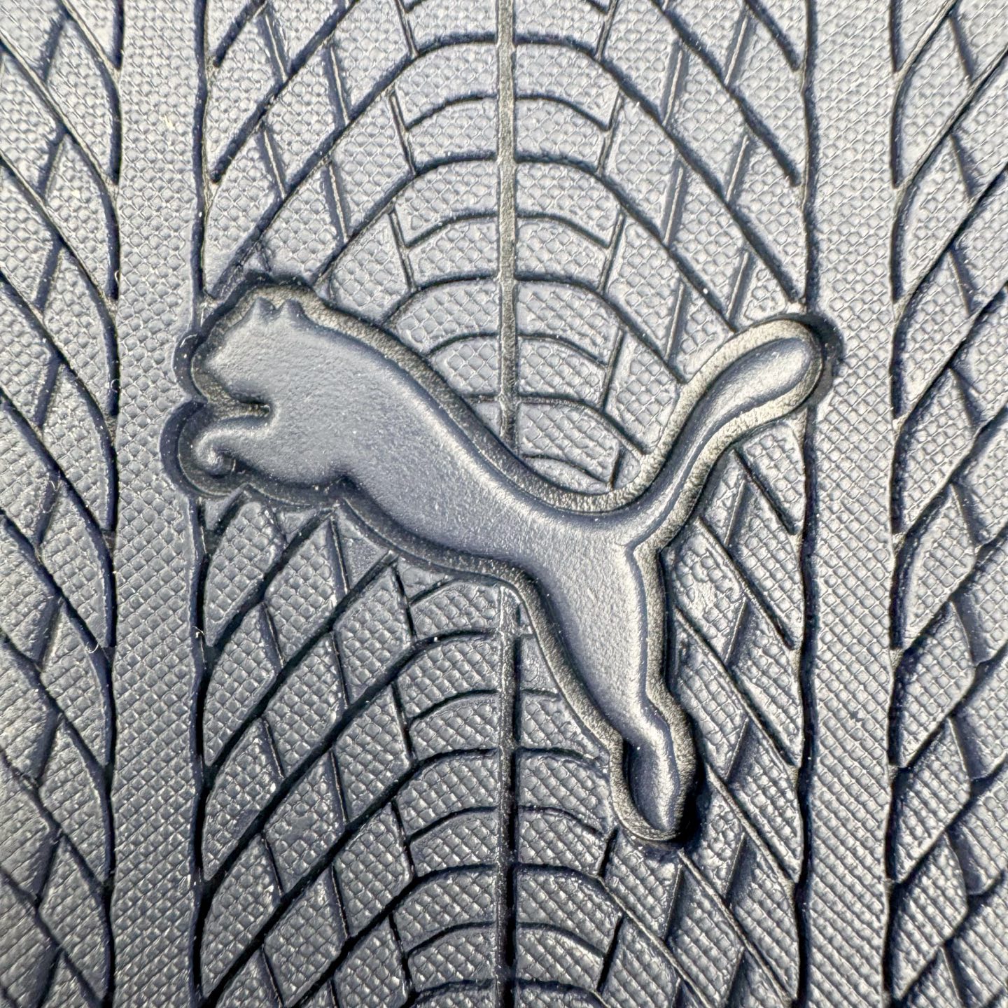 图片[19]-＃CS纯原 PUMA Speedca OG 彪马极速赛车系列低帮德训风拼接复古百搭休闲运动赛车鞋 鞋款从80、90年代赛车手所穿的防火赛车鞋为原型，鞋身线条模仿了赛车的流线廓形，体现了空气动力学原理的结构。简约流畅的外观，恰好又和贯穿其中的Formstrip Logo融合恰到好处，视觉上细节丰富且协调。本次Speedcat OG鞋款归来，最大看点自然式保留了窄版鞋型以及薄底构造。这两年各品牌鞋底越做越厚，Speedcat反其道而行之，上脚几乎无鞋底的效果带来耳目一新的视觉体验。鞋面依旧是以质感细腻的麂皮材质打造，并且大面积近乎全包裹的使用，复古味道也愈发浓烈。配色上更是将最原始的黑色和红色带回，向F1赛车队的标志性队服致敬。相信让各位一眼种草的更多是出挑的大红色，上脚即可瞬间点亮整体造型，在以球鞋为核心的OOTD中脱颖而出。而另一款黑色则是低调的万金油，彰显新潮个性的同时又不喧宾夺主，也是热爱简约系穿搭朋友的首选。 尺码：35.5 36 37 37.5 38 38.5 39 40 40.5 41 42 42.5 43 44 44.5 45-选品中心