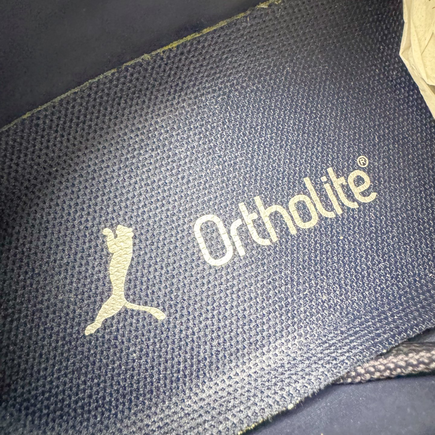 图片[11]-＃CS纯原 PUMA Speedca OG 彪马极速赛车系列低帮德训风拼接复古百搭休闲运动赛车鞋 鞋款从80、90年代赛车手所穿的防火赛车鞋为原型，鞋身线条模仿了赛车的流线廓形，体现了空气动力学原理的结构。简约流畅的外观，恰好又和贯穿其中的Formstrip Logo融合恰到好处，视觉上细节丰富且协调。本次Speedcat OG鞋款归来，最大看点自然式保留了窄版鞋型以及薄底构造。这两年各品牌鞋底越做越厚，Speedcat反其道而行之，上脚几乎无鞋底的效果带来耳目一新的视觉体验。鞋面依旧是以质感细腻的麂皮材质打造，并且大面积近乎全包裹的使用，复古味道也愈发浓烈。配色上更是将最原始的黑色和红色带回，向F1赛车队的标志性队服致敬。相信让各位一眼种草的更多是出挑的大红色，上脚即可瞬间点亮整体造型，在以球鞋为核心的OOTD中脱颖而出。而另一款黑色则是低调的万金油，彰显新潮个性的同时又不喧宾夺主，也是热爱简约系穿搭朋友的首选。 尺码：35.5 36 37 37.5 38 38.5 39 40 40.5 41 42 42.5 43 44 44.5 45-选品中心