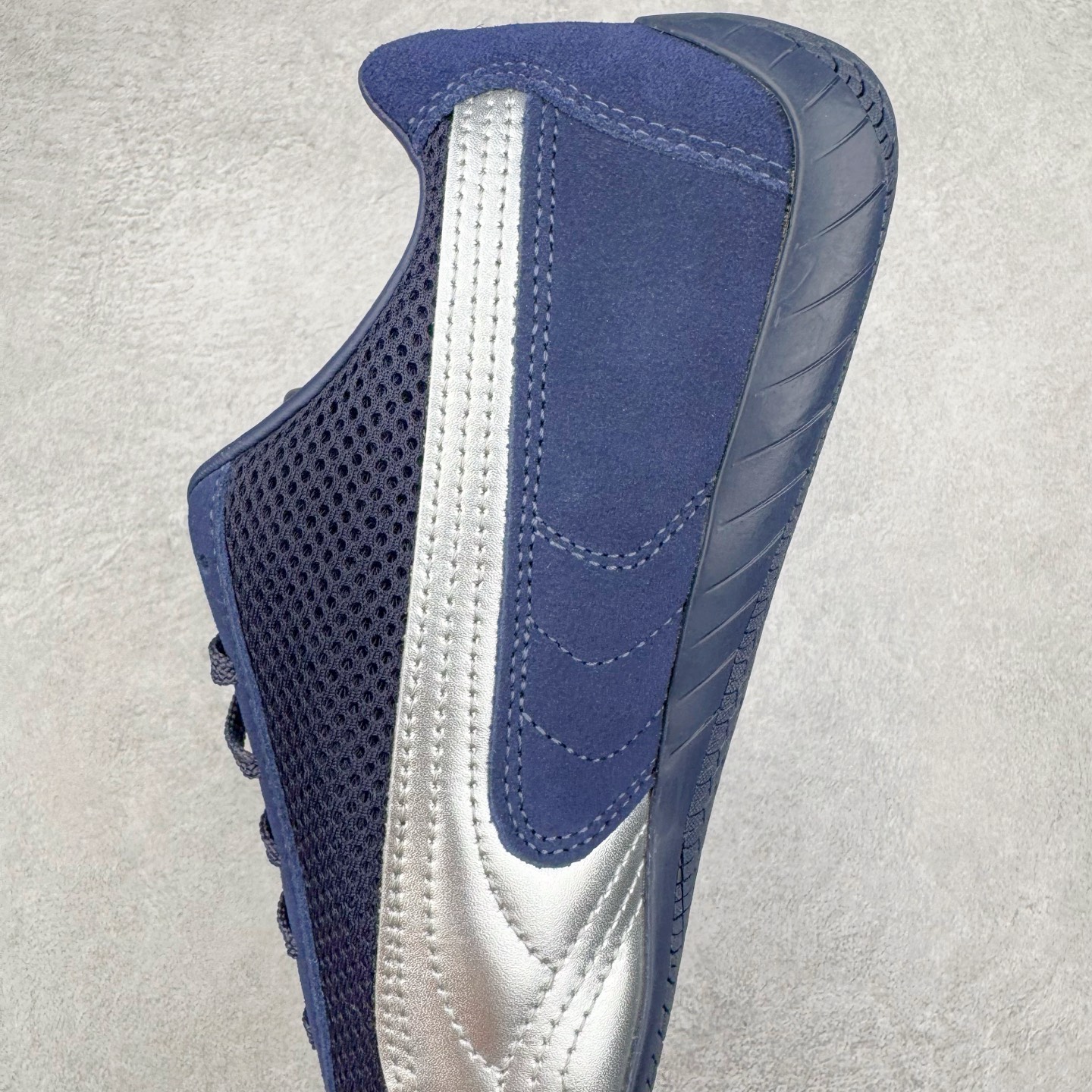 图片[7]-＃CS纯原 PUMA Speedca OG 彪马极速赛车系列低帮德训风拼接复古百搭休闲运动赛车鞋 鞋款从80、90年代赛车手所穿的防火赛车鞋为原型，鞋身线条模仿了赛车的流线廓形，体现了空气动力学原理的结构。简约流畅的外观，恰好又和贯穿其中的Formstrip Logo融合恰到好处，视觉上细节丰富且协调。本次Speedcat OG鞋款归来，最大看点自然式保留了窄版鞋型以及薄底构造。这两年各品牌鞋底越做越厚，Speedcat反其道而行之，上脚几乎无鞋底的效果带来耳目一新的视觉体验。鞋面依旧是以质感细腻的麂皮材质打造，并且大面积近乎全包裹的使用，复古味道也愈发浓烈。配色上更是将最原始的黑色和红色带回，向F1赛车队的标志性队服致敬。相信让各位一眼种草的更多是出挑的大红色，上脚即可瞬间点亮整体造型，在以球鞋为核心的OOTD中脱颖而出。而另一款黑色则是低调的万金油，彰显新潮个性的同时又不喧宾夺主，也是热爱简约系穿搭朋友的首选。 尺码：35.5 36 37 37.5 38 38.5 39 40 40.5 41 42 42.5 43 44 44.5 45-选品中心