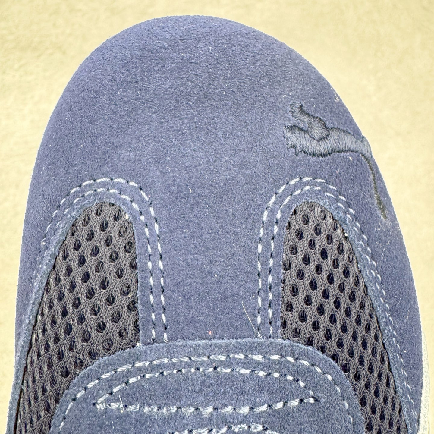 图片[14]-＃CS纯原 PUMA Speedca OG 彪马极速赛车系列低帮德训风拼接复古百搭休闲运动赛车鞋 鞋款从80、90年代赛车手所穿的防火赛车鞋为原型，鞋身线条模仿了赛车的流线廓形，体现了空气动力学原理的结构。简约流畅的外观，恰好又和贯穿其中的Formstrip Logo融合恰到好处，视觉上细节丰富且协调。本次Speedcat OG鞋款归来，最大看点自然式保留了窄版鞋型以及薄底构造。这两年各品牌鞋底越做越厚，Speedcat反其道而行之，上脚几乎无鞋底的效果带来耳目一新的视觉体验。鞋面依旧是以质感细腻的麂皮材质打造，并且大面积近乎全包裹的使用，复古味道也愈发浓烈。配色上更是将最原始的黑色和红色带回，向F1赛车队的标志性队服致敬。相信让各位一眼种草的更多是出挑的大红色，上脚即可瞬间点亮整体造型，在以球鞋为核心的OOTD中脱颖而出。而另一款黑色则是低调的万金油，彰显新潮个性的同时又不喧宾夺主，也是热爱简约系穿搭朋友的首选。 尺码：35.5 36 37 37.5 38 38.5 39 40 40.5 41 42 42.5 43 44 44.5 45-选品中心