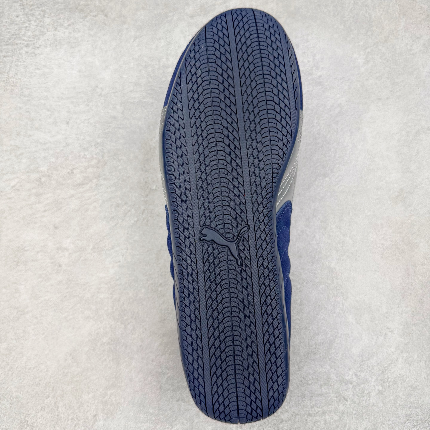 图片[9]-＃CS纯原 PUMA Speedca OG 彪马极速赛车系列低帮德训风拼接复古百搭休闲运动赛车鞋 鞋款从80、90年代赛车手所穿的防火赛车鞋为原型，鞋身线条模仿了赛车的流线廓形，体现了空气动力学原理的结构。简约流畅的外观，恰好又和贯穿其中的Formstrip Logo融合恰到好处，视觉上细节丰富且协调。本次Speedcat OG鞋款归来，最大看点自然式保留了窄版鞋型以及薄底构造。这两年各品牌鞋底越做越厚，Speedcat反其道而行之，上脚几乎无鞋底的效果带来耳目一新的视觉体验。鞋面依旧是以质感细腻的麂皮材质打造，并且大面积近乎全包裹的使用，复古味道也愈发浓烈。配色上更是将最原始的黑色和红色带回，向F1赛车队的标志性队服致敬。相信让各位一眼种草的更多是出挑的大红色，上脚即可瞬间点亮整体造型，在以球鞋为核心的OOTD中脱颖而出。而另一款黑色则是低调的万金油，彰显新潮个性的同时又不喧宾夺主，也是热爱简约系穿搭朋友的首选。 尺码：35.5 36 37 37.5 38 38.5 39 40 40.5 41 42 42.5 43 44 44.5 45-选品中心