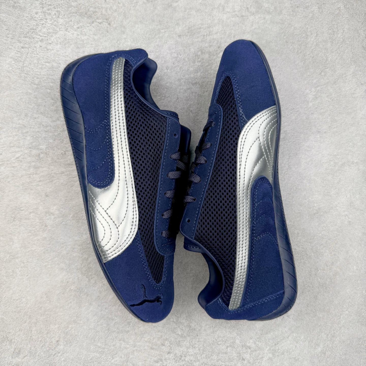 图片[3]-＃CS纯原 PUMA Speedca OG 彪马极速赛车系列低帮德训风拼接复古百搭休闲运动赛车鞋 鞋款从80、90年代赛车手所穿的防火赛车鞋为原型，鞋身线条模仿了赛车的流线廓形，体现了空气动力学原理的结构。简约流畅的外观，恰好又和贯穿其中的Formstrip Logo融合恰到好处，视觉上细节丰富且协调。本次Speedcat OG鞋款归来，最大看点自然式保留了窄版鞋型以及薄底构造。这两年各品牌鞋底越做越厚，Speedcat反其道而行之，上脚几乎无鞋底的效果带来耳目一新的视觉体验。鞋面依旧是以质感细腻的麂皮材质打造，并且大面积近乎全包裹的使用，复古味道也愈发浓烈。配色上更是将最原始的黑色和红色带回，向F1赛车队的标志性队服致敬。相信让各位一眼种草的更多是出挑的大红色，上脚即可瞬间点亮整体造型，在以球鞋为核心的OOTD中脱颖而出。而另一款黑色则是低调的万金油，彰显新潮个性的同时又不喧宾夺主，也是热爱简约系穿搭朋友的首选。 尺码：35.5 36 37 37.5 38 38.5 39 40 40.5 41 42 42.5 43 44 44.5 45-选品中心