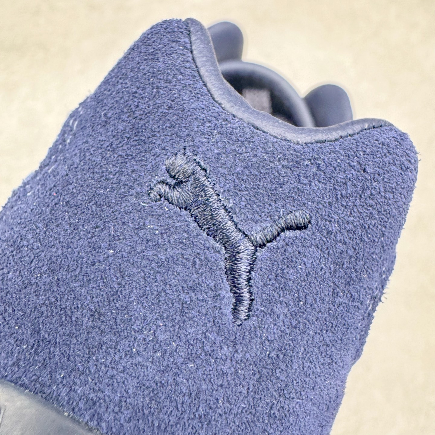 图片[15]-＃CS纯原 PUMA Speedca OG 彪马极速赛车系列低帮德训风拼接复古百搭休闲运动赛车鞋 鞋款从80、90年代赛车手所穿的防火赛车鞋为原型，鞋身线条模仿了赛车的流线廓形，体现了空气动力学原理的结构。简约流畅的外观，恰好又和贯穿其中的Formstrip Logo融合恰到好处，视觉上细节丰富且协调。本次Speedcat OG鞋款归来，最大看点自然式保留了窄版鞋型以及薄底构造。这两年各品牌鞋底越做越厚，Speedcat反其道而行之，上脚几乎无鞋底的效果带来耳目一新的视觉体验。鞋面依旧是以质感细腻的麂皮材质打造，并且大面积近乎全包裹的使用，复古味道也愈发浓烈。配色上更是将最原始的黑色和红色带回，向F1赛车队的标志性队服致敬。相信让各位一眼种草的更多是出挑的大红色，上脚即可瞬间点亮整体造型，在以球鞋为核心的OOTD中脱颖而出。而另一款黑色则是低调的万金油，彰显新潮个性的同时又不喧宾夺主，也是热爱简约系穿搭朋友的首选。 尺码：35.5 36 37 37.5 38 38.5 39 40 40.5 41 42 42.5 43 44 44.5 45-选品中心