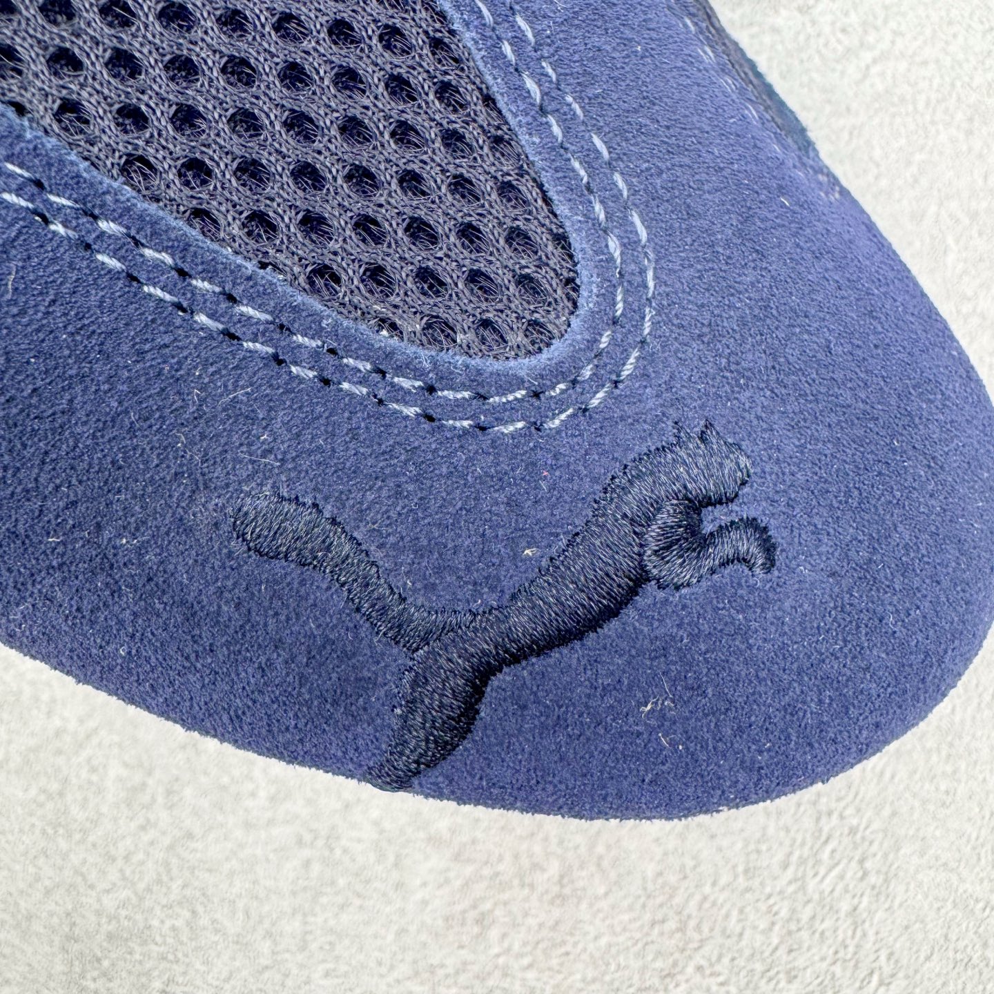 图片[16]-＃CS纯原 PUMA Speedca OG 彪马极速赛车系列低帮德训风拼接复古百搭休闲运动赛车鞋 鞋款从80、90年代赛车手所穿的防火赛车鞋为原型，鞋身线条模仿了赛车的流线廓形，体现了空气动力学原理的结构。简约流畅的外观，恰好又和贯穿其中的Formstrip Logo融合恰到好处，视觉上细节丰富且协调。本次Speedcat OG鞋款归来，最大看点自然式保留了窄版鞋型以及薄底构造。这两年各品牌鞋底越做越厚，Speedcat反其道而行之，上脚几乎无鞋底的效果带来耳目一新的视觉体验。鞋面依旧是以质感细腻的麂皮材质打造，并且大面积近乎全包裹的使用，复古味道也愈发浓烈。配色上更是将最原始的黑色和红色带回，向F1赛车队的标志性队服致敬。相信让各位一眼种草的更多是出挑的大红色，上脚即可瞬间点亮整体造型，在以球鞋为核心的OOTD中脱颖而出。而另一款黑色则是低调的万金油，彰显新潮个性的同时又不喧宾夺主，也是热爱简约系穿搭朋友的首选。 尺码：35.5 36 37 37.5 38 38.5 39 40 40.5 41 42 42.5 43 44 44.5 45-选品中心