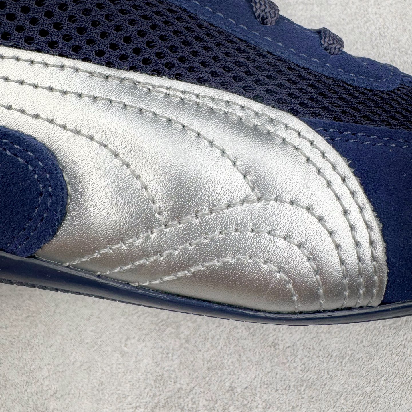 图片[18]-＃CS纯原 PUMA Speedca OG 彪马极速赛车系列低帮德训风拼接复古百搭休闲运动赛车鞋 鞋款从80、90年代赛车手所穿的防火赛车鞋为原型，鞋身线条模仿了赛车的流线廓形，体现了空气动力学原理的结构。简约流畅的外观，恰好又和贯穿其中的Formstrip Logo融合恰到好处，视觉上细节丰富且协调。本次Speedcat OG鞋款归来，最大看点自然式保留了窄版鞋型以及薄底构造。这两年各品牌鞋底越做越厚，Speedcat反其道而行之，上脚几乎无鞋底的效果带来耳目一新的视觉体验。鞋面依旧是以质感细腻的麂皮材质打造，并且大面积近乎全包裹的使用，复古味道也愈发浓烈。配色上更是将最原始的黑色和红色带回，向F1赛车队的标志性队服致敬。相信让各位一眼种草的更多是出挑的大红色，上脚即可瞬间点亮整体造型，在以球鞋为核心的OOTD中脱颖而出。而另一款黑色则是低调的万金油，彰显新潮个性的同时又不喧宾夺主，也是热爱简约系穿搭朋友的首选。 尺码：35.5 36 37 37.5 38 38.5 39 40 40.5 41 42 42.5 43 44 44.5 45-选品中心