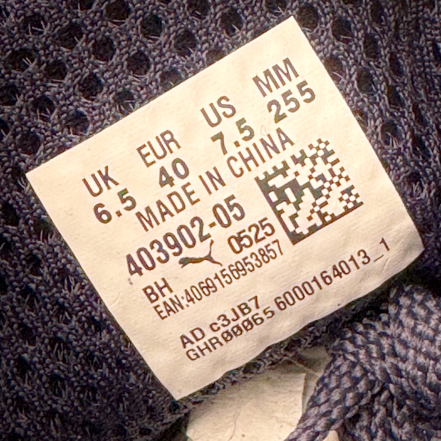 图片[12]-＃CS纯原 PUMA Speedca OG 彪马极速赛车系列低帮德训风拼接复古百搭休闲运动赛车鞋 鞋款从80、90年代赛车手所穿的防火赛车鞋为原型，鞋身线条模仿了赛车的流线廓形，体现了空气动力学原理的结构。简约流畅的外观，恰好又和贯穿其中的Formstrip Logo融合恰到好处，视觉上细节丰富且协调。本次Speedcat OG鞋款归来，最大看点自然式保留了窄版鞋型以及薄底构造。这两年各品牌鞋底越做越厚，Speedcat反其道而行之，上脚几乎无鞋底的效果带来耳目一新的视觉体验。鞋面依旧是以质感细腻的麂皮材质打造，并且大面积近乎全包裹的使用，复古味道也愈发浓烈。配色上更是将最原始的黑色和红色带回，向F1赛车队的标志性队服致敬。相信让各位一眼种草的更多是出挑的大红色，上脚即可瞬间点亮整体造型，在以球鞋为核心的OOTD中脱颖而出。而另一款黑色则是低调的万金油，彰显新潮个性的同时又不喧宾夺主，也是热爱简约系穿搭朋友的首选。 尺码：35.5 36 37 37.5 38 38.5 39 40 40.5 41 42 42.5 43 44 44.5 45-选品中心