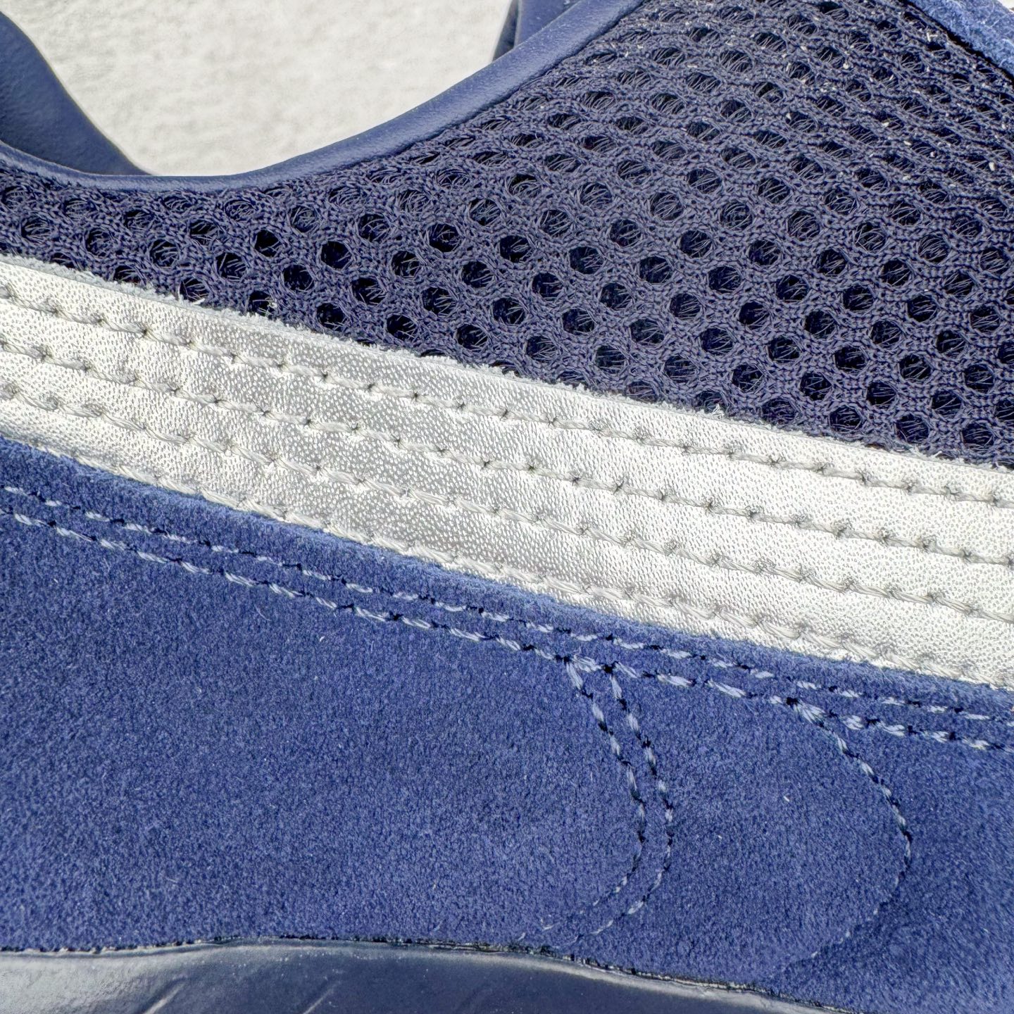 图片[17]-＃CS纯原 PUMA Speedca OG 彪马极速赛车系列低帮德训风拼接复古百搭休闲运动赛车鞋 鞋款从80、90年代赛车手所穿的防火赛车鞋为原型，鞋身线条模仿了赛车的流线廓形，体现了空气动力学原理的结构。简约流畅的外观，恰好又和贯穿其中的Formstrip Logo融合恰到好处，视觉上细节丰富且协调。本次Speedcat OG鞋款归来，最大看点自然式保留了窄版鞋型以及薄底构造。这两年各品牌鞋底越做越厚，Speedcat反其道而行之，上脚几乎无鞋底的效果带来耳目一新的视觉体验。鞋面依旧是以质感细腻的麂皮材质打造，并且大面积近乎全包裹的使用，复古味道也愈发浓烈。配色上更是将最原始的黑色和红色带回，向F1赛车队的标志性队服致敬。相信让各位一眼种草的更多是出挑的大红色，上脚即可瞬间点亮整体造型，在以球鞋为核心的OOTD中脱颖而出。而另一款黑色则是低调的万金油，彰显新潮个性的同时又不喧宾夺主，也是热爱简约系穿搭朋友的首选。 尺码：35.5 36 37 37.5 38 38.5 39 40 40.5 41 42 42.5 43 44 44.5 45-选品中心