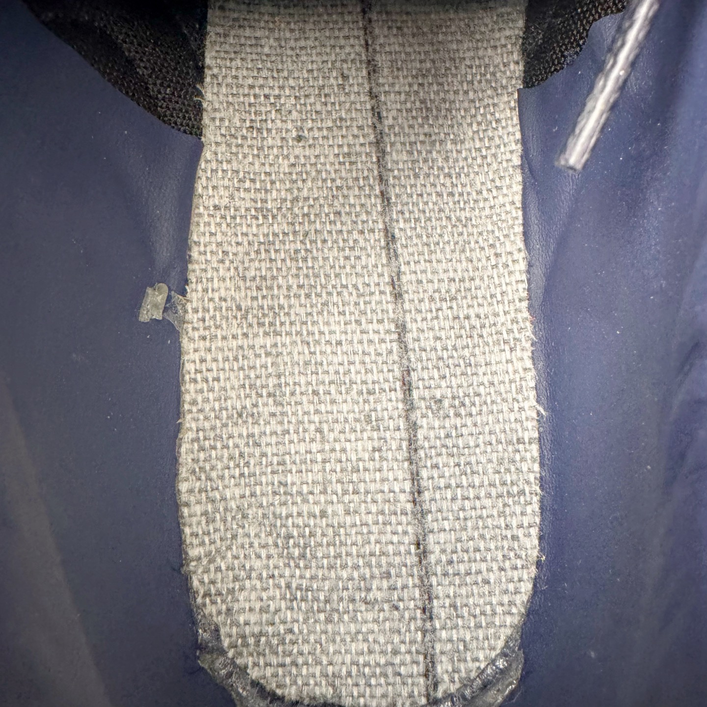 图片[10]-＃CS纯原 PUMA Speedca OG 彪马极速赛车系列低帮德训风拼接复古百搭休闲运动赛车鞋 鞋款从80、90年代赛车手所穿的防火赛车鞋为原型，鞋身线条模仿了赛车的流线廓形，体现了空气动力学原理的结构。简约流畅的外观，恰好又和贯穿其中的Formstrip Logo融合恰到好处，视觉上细节丰富且协调。本次Speedcat OG鞋款归来，最大看点自然式保留了窄版鞋型以及薄底构造。这两年各品牌鞋底越做越厚，Speedcat反其道而行之，上脚几乎无鞋底的效果带来耳目一新的视觉体验。鞋面依旧是以质感细腻的麂皮材质打造，并且大面积近乎全包裹的使用，复古味道也愈发浓烈。配色上更是将最原始的黑色和红色带回，向F1赛车队的标志性队服致敬。相信让各位一眼种草的更多是出挑的大红色，上脚即可瞬间点亮整体造型，在以球鞋为核心的OOTD中脱颖而出。而另一款黑色则是低调的万金油，彰显新潮个性的同时又不喧宾夺主，也是热爱简约系穿搭朋友的首选。 尺码：35.5 36 37 37.5 38 38.5 39 40 40.5 41 42 42.5 43 44 44.5 45-选品中心