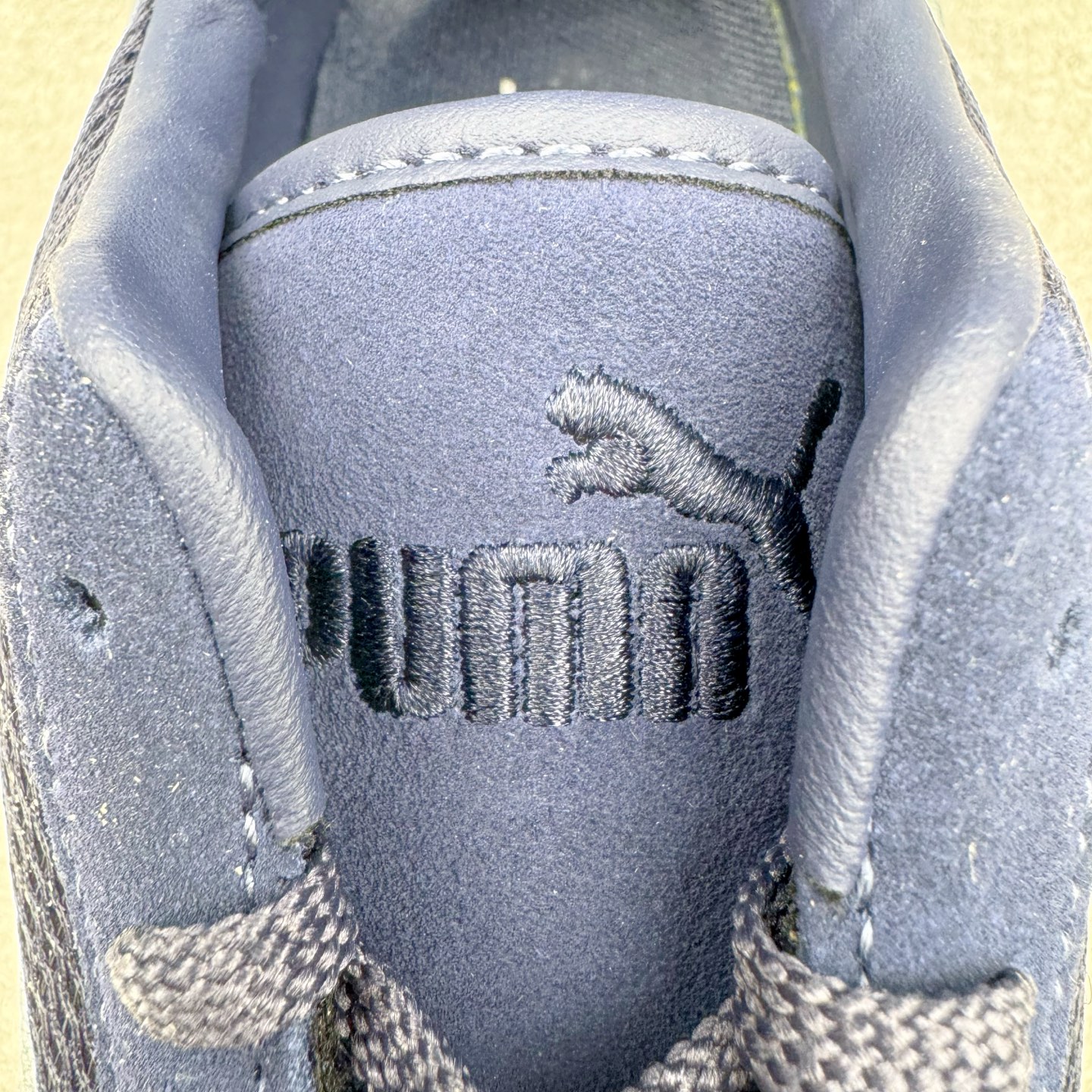 图片[13]-＃CS纯原 PUMA Speedca OG 彪马极速赛车系列低帮德训风拼接复古百搭休闲运动赛车鞋 鞋款从80、90年代赛车手所穿的防火赛车鞋为原型，鞋身线条模仿了赛车的流线廓形，体现了空气动力学原理的结构。简约流畅的外观，恰好又和贯穿其中的Formstrip Logo融合恰到好处，视觉上细节丰富且协调。本次Speedcat OG鞋款归来，最大看点自然式保留了窄版鞋型以及薄底构造。这两年各品牌鞋底越做越厚，Speedcat反其道而行之，上脚几乎无鞋底的效果带来耳目一新的视觉体验。鞋面依旧是以质感细腻的麂皮材质打造，并且大面积近乎全包裹的使用，复古味道也愈发浓烈。配色上更是将最原始的黑色和红色带回，向F1赛车队的标志性队服致敬。相信让各位一眼种草的更多是出挑的大红色，上脚即可瞬间点亮整体造型，在以球鞋为核心的OOTD中脱颖而出。而另一款黑色则是低调的万金油，彰显新潮个性的同时又不喧宾夺主，也是热爱简约系穿搭朋友的首选。 尺码：35.5 36 37 37.5 38 38.5 39 40 40.5 41 42 42.5 43 44 44.5 45-选品中心