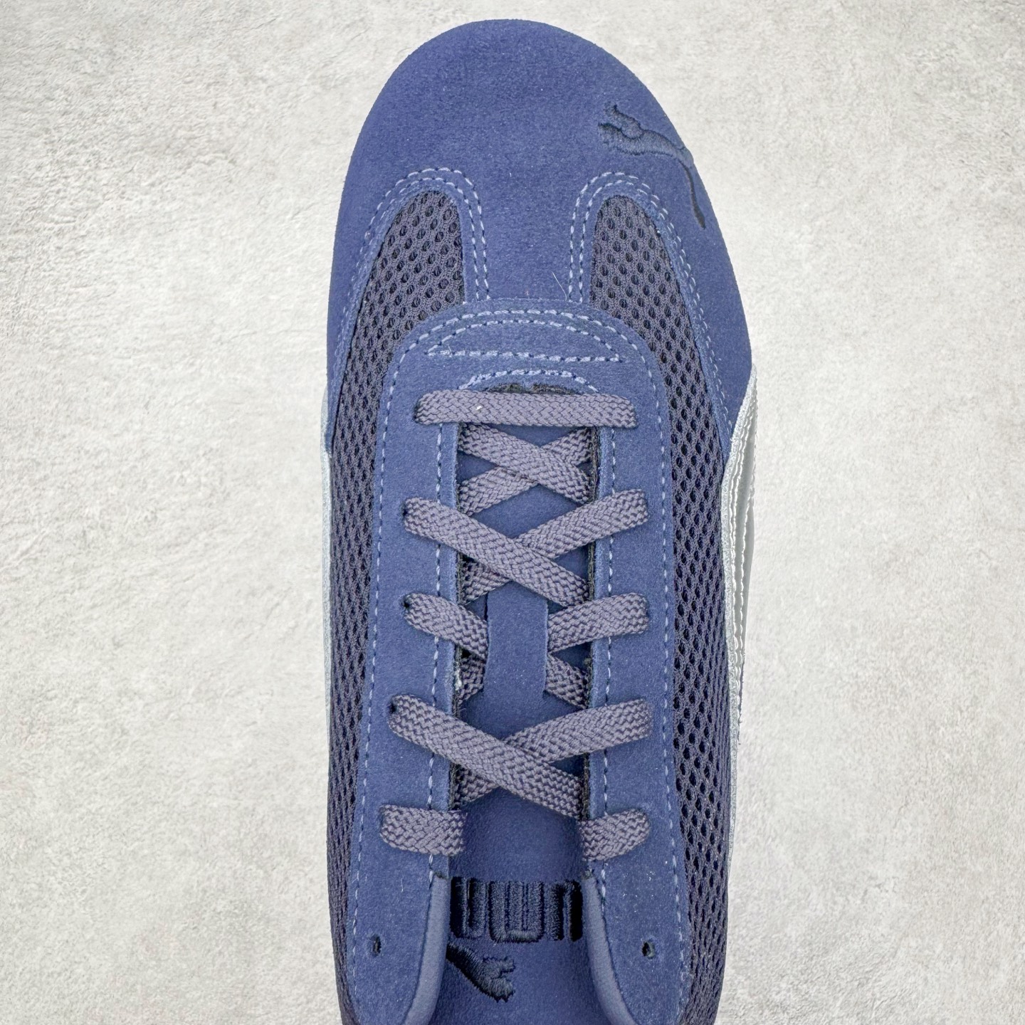 图片[4]-＃CS纯原 PUMA Speedca OG 彪马极速赛车系列低帮德训风拼接复古百搭休闲运动赛车鞋 鞋款从80、90年代赛车手所穿的防火赛车鞋为原型，鞋身线条模仿了赛车的流线廓形，体现了空气动力学原理的结构。简约流畅的外观，恰好又和贯穿其中的Formstrip Logo融合恰到好处，视觉上细节丰富且协调。本次Speedcat OG鞋款归来，最大看点自然式保留了窄版鞋型以及薄底构造。这两年各品牌鞋底越做越厚，Speedcat反其道而行之，上脚几乎无鞋底的效果带来耳目一新的视觉体验。鞋面依旧是以质感细腻的麂皮材质打造，并且大面积近乎全包裹的使用，复古味道也愈发浓烈。配色上更是将最原始的黑色和红色带回，向F1赛车队的标志性队服致敬。相信让各位一眼种草的更多是出挑的大红色，上脚即可瞬间点亮整体造型，在以球鞋为核心的OOTD中脱颖而出。而另一款黑色则是低调的万金油，彰显新潮个性的同时又不喧宾夺主，也是热爱简约系穿搭朋友的首选。 尺码：35.5 36 37 37.5 38 38.5 39 40 40.5 41 42 42.5 43 44 44.5 45-选品中心