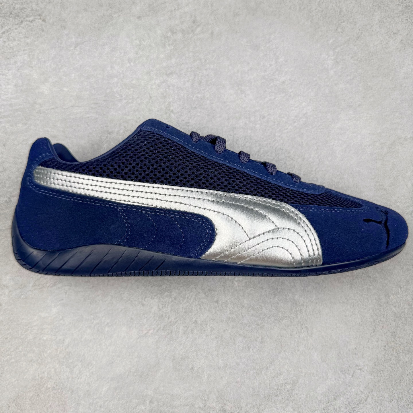 ＃CS纯原 PUMA Speedca OG 彪马极速赛车系列低帮德训风拼接复古百搭休闲运动赛车鞋 鞋款从80、90年代赛车手所穿的防火赛车鞋为原型，鞋身线条模仿了赛车的流线廓形，体现了空气动力学原理的结构。简约流畅的外观，恰好又和贯穿其中的Formstrip Logo融合恰到好处，视觉上细节丰富且协调。本次Speedcat OG鞋款归来，最大看点自然式保留了窄版鞋型以及薄底构造。这两年各品牌鞋底越做越厚，Speedcat反其道而行之，上脚几乎无鞋底的效果带来耳目一新的视觉体验。鞋面依旧是以质感细腻的麂皮材质打造，并且大面积近乎全包裹的使用，复古味道也愈发浓烈。配色上更是将最原始的黑色和红色带回，向F1赛车队的标志性队服致敬。相信让各位一眼种草的更多是出挑的大红色，上脚即可瞬间点亮整体造型，在以球鞋为核心的OOTD中脱颖而出。而另一款黑色则是低调的万金油，彰显新潮个性的同时又不喧宾夺主，也是热爱简约系穿搭朋友的首选。 尺码：35.5 36 37 37.5 38 38.5 39 40 40.5 41 42 42.5 43 44 44.5 45-选品中心