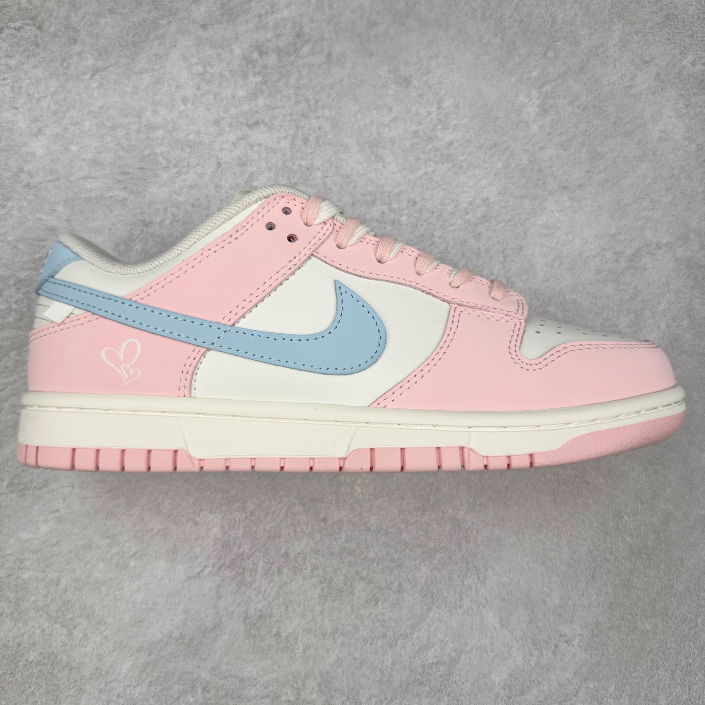 ＃YC纯原 NK Dunk Low 冰莓汽水 PB0508-035 此款以甜美满分的粉蓝撞色，诠释出冰莓汽水般的清爽沁甜。鞋面采用细腻皮革承载柔美气质，似融化的草莓冰沙包裹鞋身，粉白双鞋带贯穿其中，编织出完美的色彩呼应。侧翼Swoosh如夏日气泡水般清透澄澈，瞬间打破温柔，最后在鞋跟处点缀精巧的「爱心」，让酷飒感中有了怦然心动的小确幸。定制系列天花板 无原鞋不开发 全系列得物原鞋一比一校对开发 配色持续更新中 终端对接 优势输出 全套原厂楦头原纸板数据档案倾力打造 原汁原味莞产 极致还原 圈内最强针车工艺 高端零售指定版 广东原厂配套原盒原标 鞋盒分三个尺码段 原厂冲刀 超高清洁度 全鞋零毛边皮料切割 采用原厂百宏鞋带以及原厂百宏织唛舌标 内标可供原厂几率过验 进口原装条纹中底布 四线拉帮白色点胶 原厂拉帮手法遵循公司 原厂电绣 极致还原 尺码：36 36.5 37.5 38 38.5 39 40 40.5 41 42 42.5 43 44 44.5 45 46-选品中心