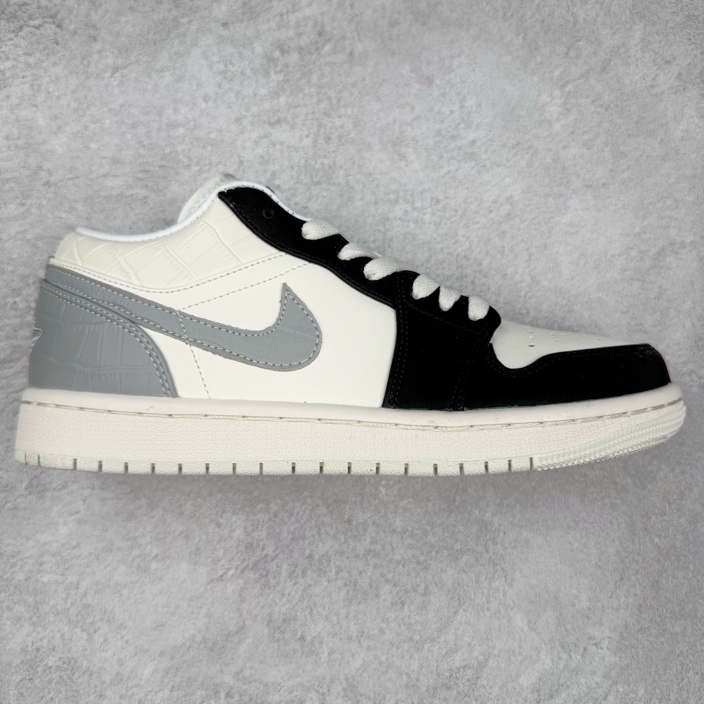 ＃K版 Air Jordan AJ1 Low 低帮 白灰黑 IO2242-101 全新流水线出品 DT版本唯一平替选择 市场第二梯队最强版 全部原鞋开发 原楦原纸板开发 全鞋电脑针车 原厂内置全掌气垫 原盒内在原标 唯一Zp原版鞋带绑法 免检产品 全新2022版型 全头层皮料 完美零毛边处理 原厂配置全掌气垫 价格定位良心 几十个配色陆续出货 实拍调校N版已经零色差零失真 百分百还原实物色彩所见即所得 不存在货不对板色差等低级问题 选购参考实物拍摄 不混卖不参货 只用心做好货严格选品 承诺混一赔十 尺码：36 36.5 37.5 38 38.5 39 40 40.5 41 42 42.5 43 44 44.5 45-选品中心