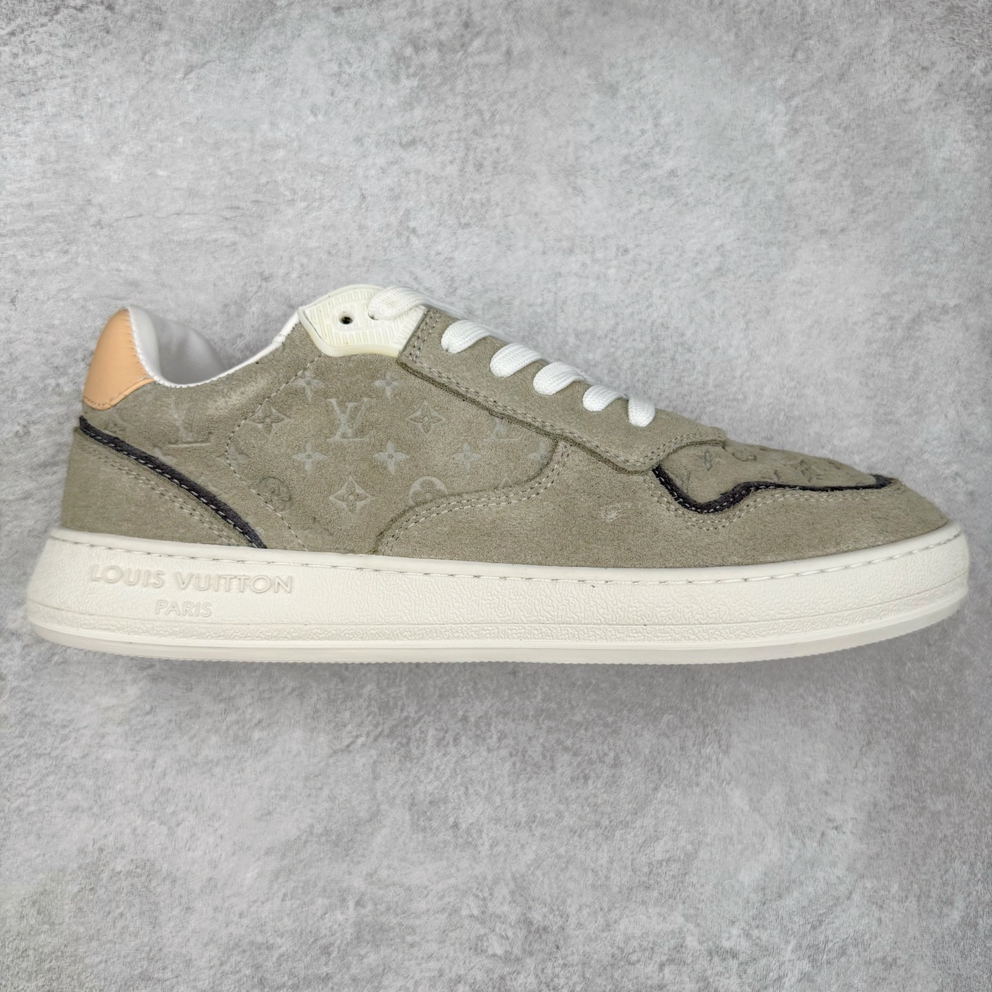 LOUIS VUITTON 2025 秋冬男士系列 Classic 牛皮革 圆头系带 低帮 生活休闲鞋 男女款 原版开发 市面唯一正确版本 原版购入开发 欢迎对比 这款Classic 运动鞋于 2025 秋冬男士系列初次亮相 以光滑牛皮革塑造考究设计 可轻松融入各式造型 瞩目 LV 字母标注鞋侧 轻盈橡胶外底点缀 Vuitton 标识 材料使用原版定制进口头层牛皮 内里使用原版进口透气网里 原版开模橡胶发泡材质大底 内增高4CM 尺码： 39 40 41 42 43 44 45-选品中心
