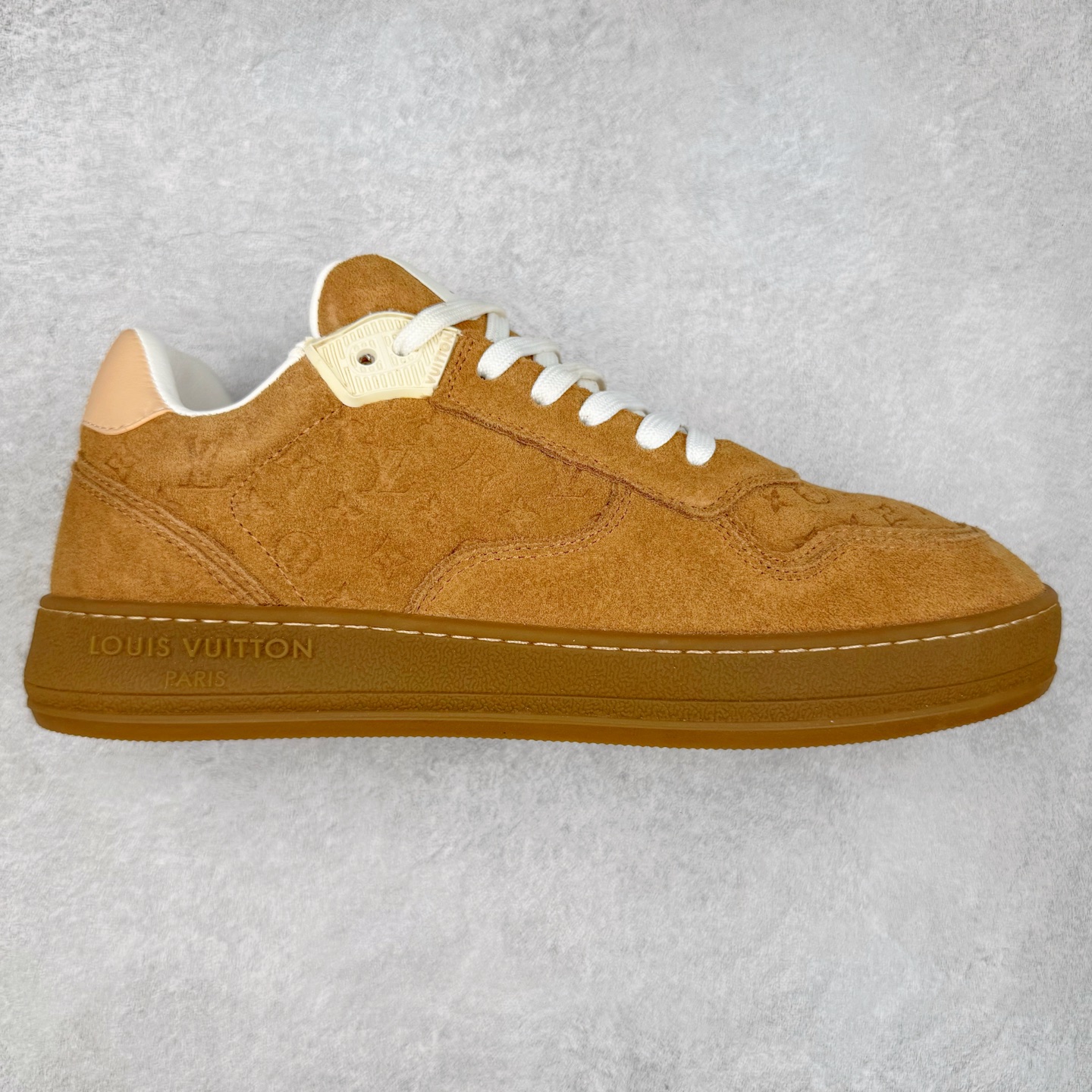 LOUIS VUITTON 2025 秋冬男士系列 Classic 牛皮革 圆头系带 低帮 生活休闲鞋 男女款 原版开发 市面唯一正确版本 原版购入开发 欢迎对比 这款Classic 运动鞋于 2025 秋冬男士系列初次亮相 以光滑牛皮革塑造考究设计 可轻松融入各式造型 瞩目 LV 字母标注鞋侧 轻盈橡胶外底点缀 Vuitton 标识 材料使用原版定制进口头层牛皮 内里使用原版进口透气网里 原版开模橡胶发泡材质大底 内增高4CM 尺码： 39 40 41 42 43 44 45-选品中心