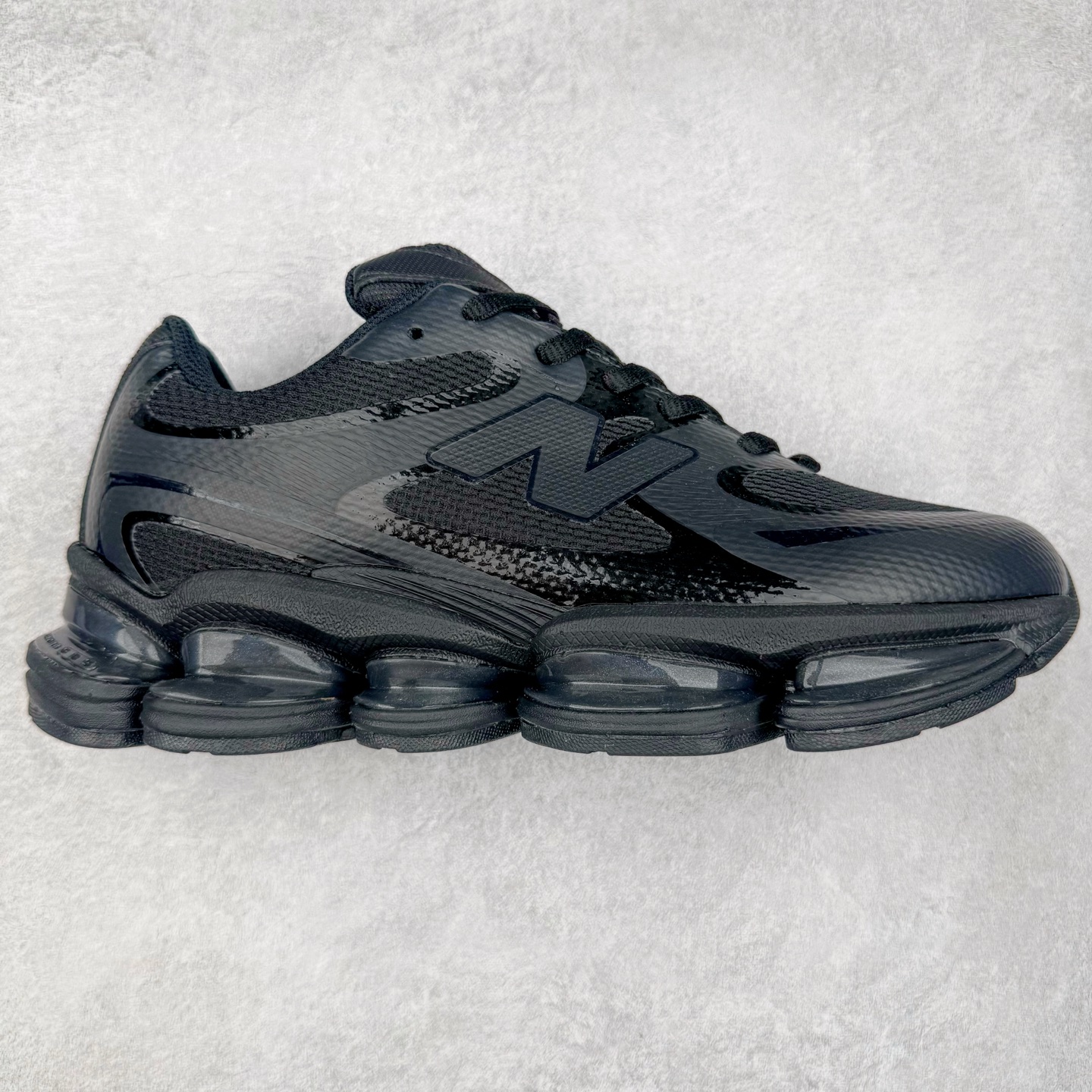 New Balance NB2000 舒适百搭防滑耐磨低帮 休闲跑步鞋 New Balance 在近两年的球鞋市场屡出奇招，在经典鞋型保持进一步增长的同时，推出的每一款新鞋型也都有傲人的战绩。在 327、9060 等鞋型获得成功之后，今天 New Balance 家族又迎来了新鲜血液的注入。这双 New Balance 2000 依然是融合了新旧元素的跑鞋造型，命名为 2000，或许是它的设计理念有着 Y2K 的血统。最大的亮点，在于这双鞋的中底。外侧以五个 ABZORB 单元，带来极具辨识度和冲击力的视觉效果，让这双鞋在外观和脚感方面都颇具吸引力。尺码：36 37 37.5 38 38.5 39 40 40.5 41 42 42.5 43 44 45 46-选品中心