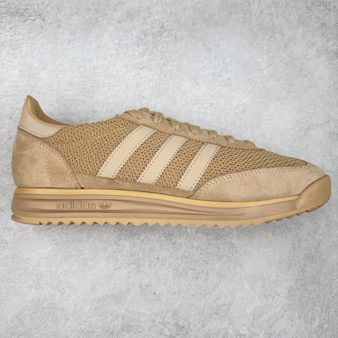 ＃HP纯原 AD Wmns SL72 OG 系列德训足球风百搭低帮休闲运动板鞋 JH5104 采用高弹EVA+MODEL+RB三层组合底 区别市面RB一体大底 三层组合鞋底重量与原鞋一致 Originals 将有「T 头鞋」造型的诞生于 1972 年的 SL72 鞋款复刻带回 各位买鞋又有新选择了 1972 年 SL72 问世后 引领了后来阿迪达斯的跑鞋发展方向 其中「SL」代表了 Super Light 彰显了产品轻便的特性 1972 年 SL72 问世后 引领了后来阿迪达斯的跑鞋发展方向 其中「SL」代表了 Super Light 彰显了产品轻便的特性 这次 Originals 延续其轻质经典的基因 带来男女两款 SL72 男生款带来 SL72 RS 鞋型 RS 意为 Reshaped（重塑）鞋款在保留了经典的外观基础上 在尼龙材质里增加了填充物 使鞋型更加挺立和饱满 鞋头则更加圆润 鞋底的 EVA 材质则增加了鞋款的高度 女生款则带来 SL72 OG W 鞋型 OG 顾名思义则是致敬经典款式 相较于 RS（Reshaped）鞋款 鞋身更加纤细 其整体鞋身轮廓、线条、细节、材质上尊崇 70 年代 SL72 的设计 还原经典味道 尺码：36 36⅔ 37⅓ 38 38⅔ 39⅓ 40 40⅔ 41⅓ 42 42⅔ 43⅓ 44 44⅔ 45-选品中心