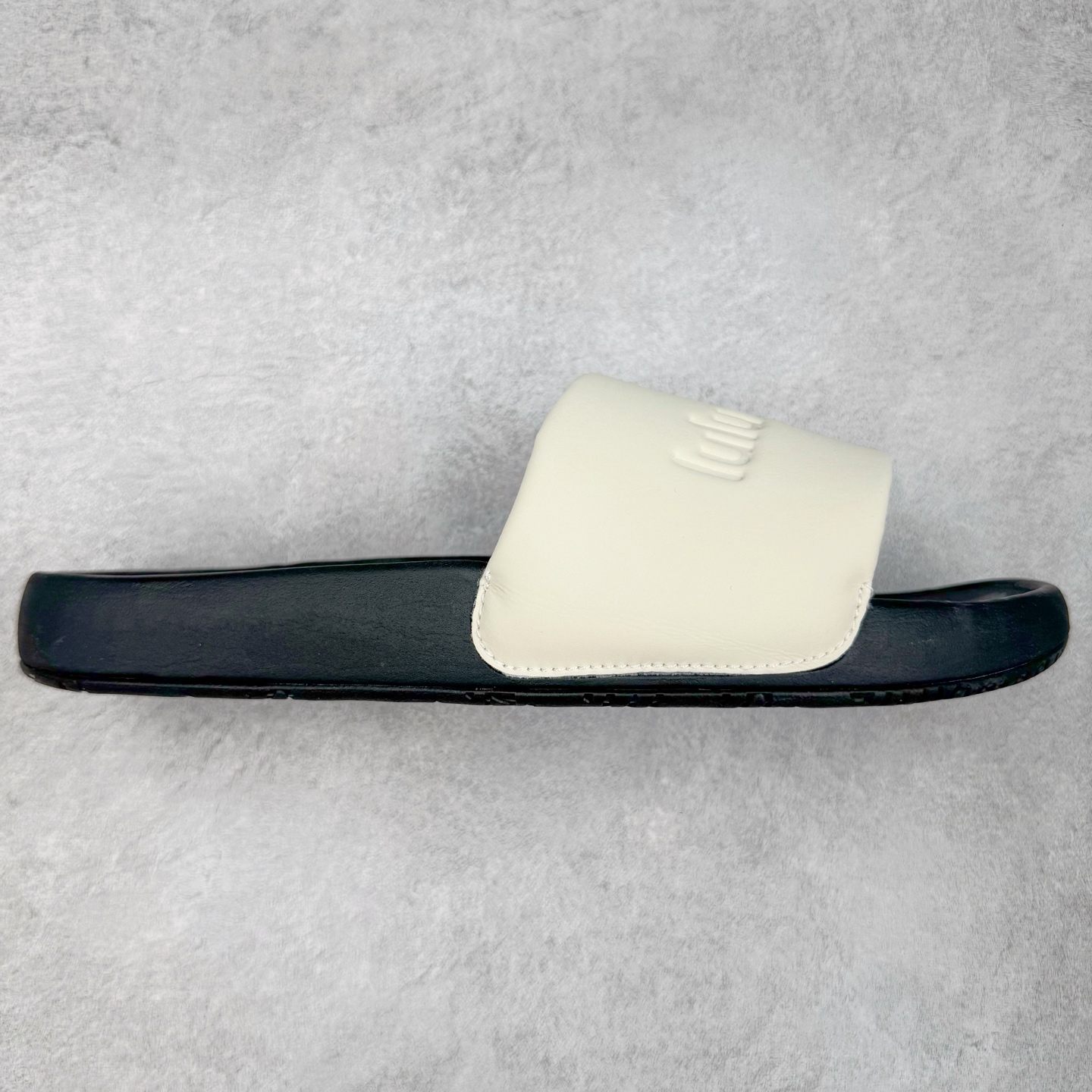 ＃GX Lululemon RestfeelTM 露露乐檬休闲运动拖鞋 让运动后的双脚得到更好的休憩 伴你轻松开启精彩行程面料＋特点 为双脚在运动间隙创造休憩时刻 贴合和触感RestfeelTM 拖鞋尺码标准 可满足大多数人的鞋码需求 双密度中底缓冲设计 提供更佳支撑和舒适感受 产品特点一片式鞋面贴合脚背 让双脚体验舒适触感 中底采用柔软型和稳固双密度泡沫层 平衡舒适度和支撑表现 外底橡胶打造足跟至足尖的牵引力 稳定抓地 不易滑动功能＋版型 开启双足休憩时刻：双密度中底缓冲设计 提供更佳支撑和舒适感受 简约不简单：一片式鞋面搭配泡沫衬里 贴合脚感一触倾心 出色 更多一点 外底橡胶打造足跟至足尖的牵引力 稳定抓地 不易滑动！尺码：35.5 36.5 38 39 40.5 42 43 44 45.5 47 48-选品中心