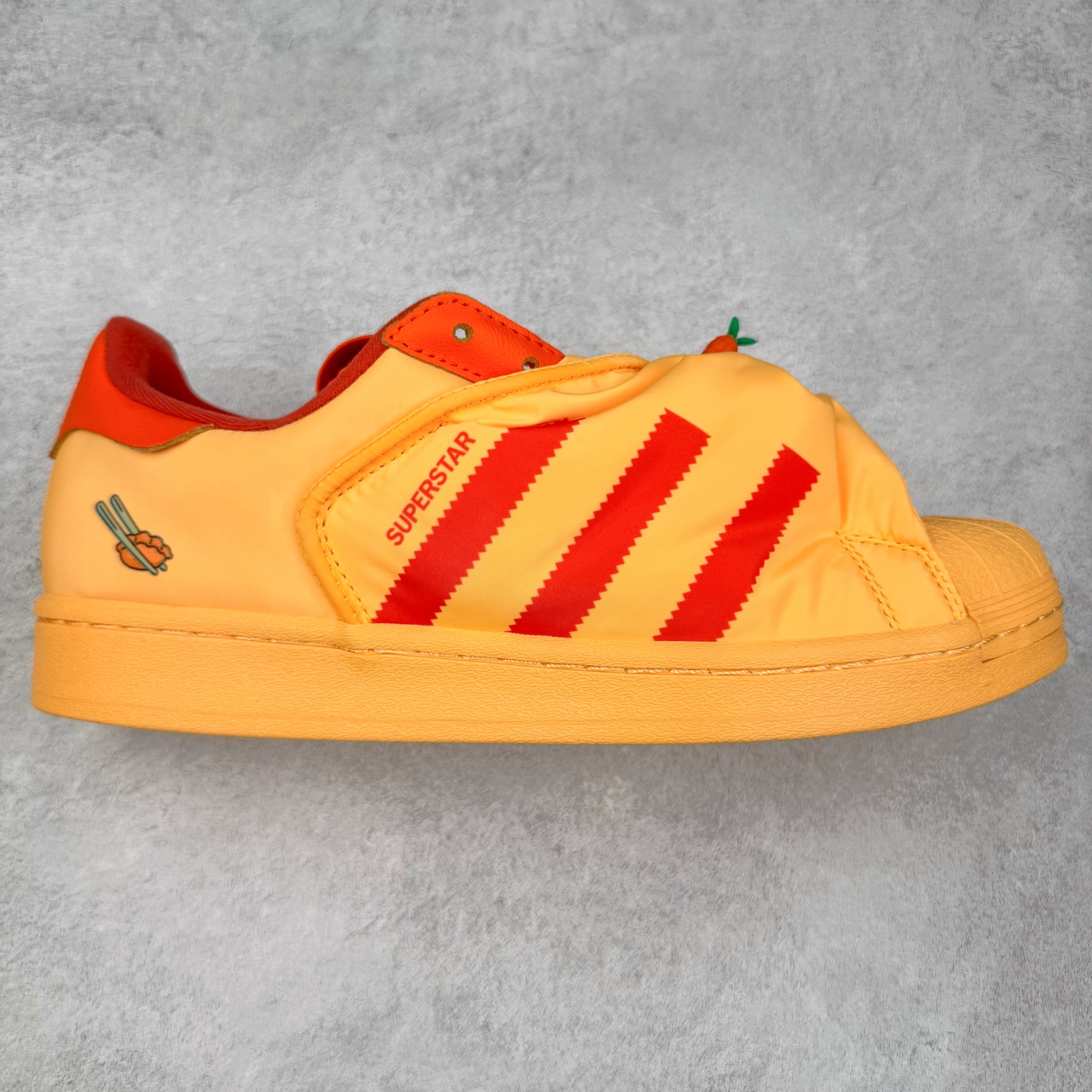 AD Originals Superstar 经典复古贝壳头板鞋 ID9474 诞生于1969年 是第一双将全皮面鞋 身与橡胶鞋头结合在一起的低帮篮球鞋 Superstar最开始 是作为高帮篮球鞋Pro Model的低帮版本而出现的 但因为其独特和醒目的橡胶鞋头造型而让大家熟知 被大家形象地称为\\\