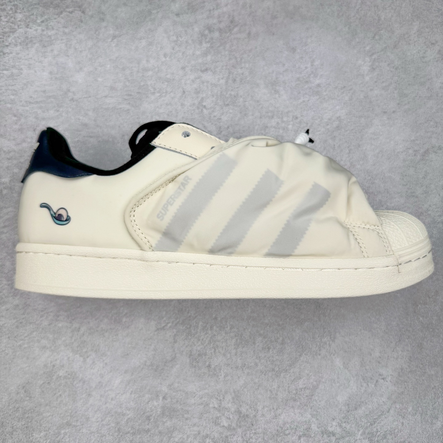 AD Originals Superstar 经典复古贝壳头板鞋 ID9475 诞生于1969年 是第一双将全皮面鞋 身与橡胶鞋头结合在一起的低帮篮球鞋 Superstar最开始 是作为高帮篮球鞋Pro Model的低帮版本而出现的 但因为其独特和醒目的橡胶鞋头造型而让大家熟知 被大家形象地称为\\\”shelltoe\\\”贝壳头 在70年代的美国职业篮球场上 接近3/4的NBA球员都将这双Superstar作为场上用鞋 80年代之后 经过不断的改良和发展 Superstar逐渐成为横跨时装、音乐、街头文化、休闲和运动等各大领域的时尚潮鞋 尺码：36 36.5 37 38 38.5 39 40 40.5 41 42 42.5 43 44 44.5 45-选品中心