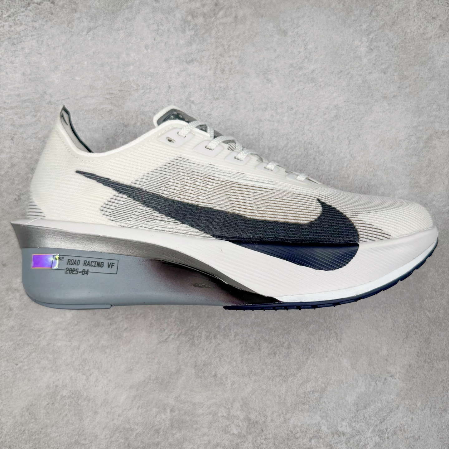 Jakob A. Ingebrigtsen x NK Zoom VaporFly Next 4% 舒适百搭透气回弹低帮短跑马拉松跑步鞋 采用精致醒目设计，精准诠释雅各布·因格布里格森的风格，聚焦他的核心信念：家庭与夺冠。该鞋款在前代鞋款的基础上减轻重量，但不影响性能表现。碳纤维 Flyplate 结合出众回弹的ZoomX泡绵中底，缔造比赛日佳选，令你快意难挡，疾速冲刺。这款公路竞速跑步鞋具备匠心品质，无论是日常畅跑还是马拉松，皆可轻松驾驭，是雅各布的信赖之选。尺码：36 36.5 37.5 38 38.5 39 40 40.5 41 42 42.5 43 44 44.5 45-选品中心