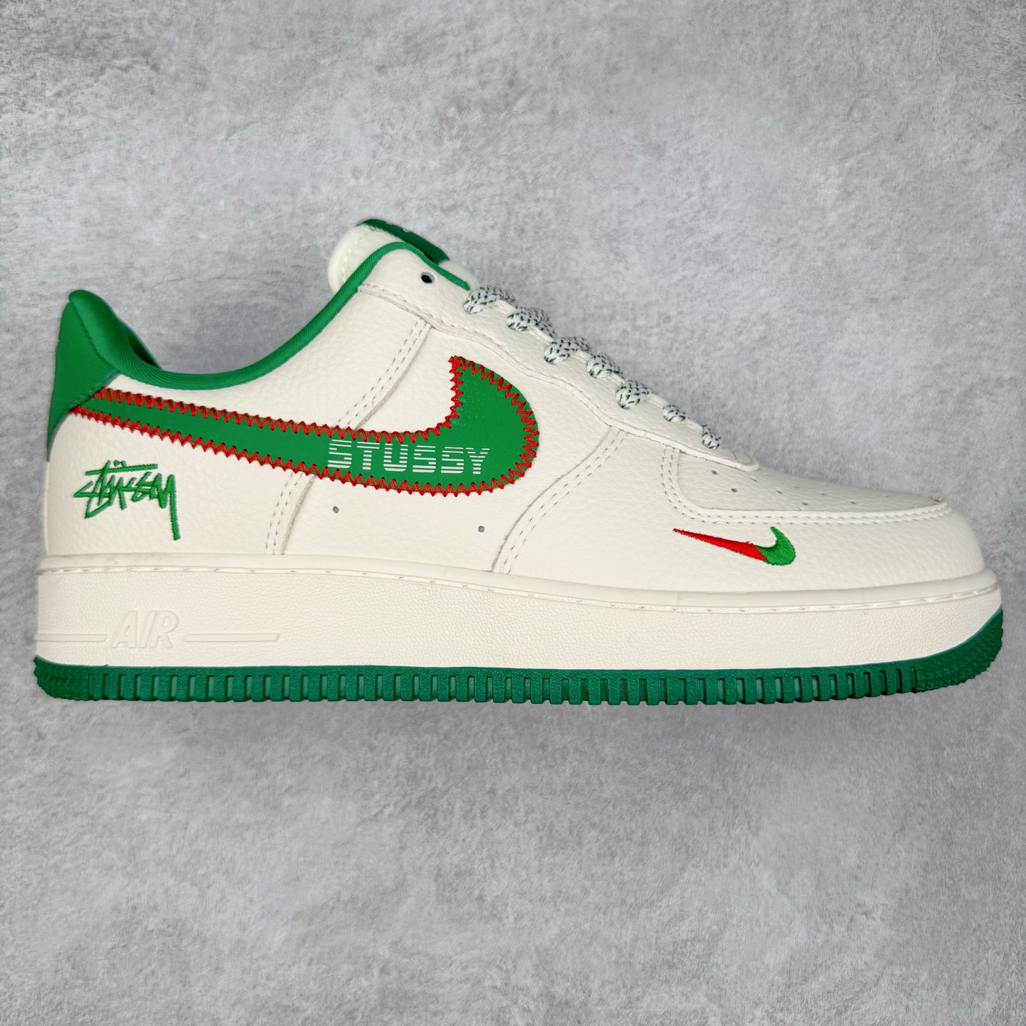 NK Air Force 1´07 Low 空军一号低帮百搭休闲运动板鞋 KJ1688-002 柔软、弹性十足的缓震性能和出色的中底设计 横跨复古与现代的外型结合 造就出风靡全球 三十多年的Force 1 直到今天还深受青睐 实拍调校N版已经零色差零失真 百分百还原实物色彩所见即所得 不存在货不对板色差等低级问题 选购参考实物拍摄 不混卖不参货 只用心做好货严格选品 承诺混一赔十 尺码：36 36.5 37.5 38 38.5 39 40 40.5 41 42 42.5 43 44 44.5 45-选品中心