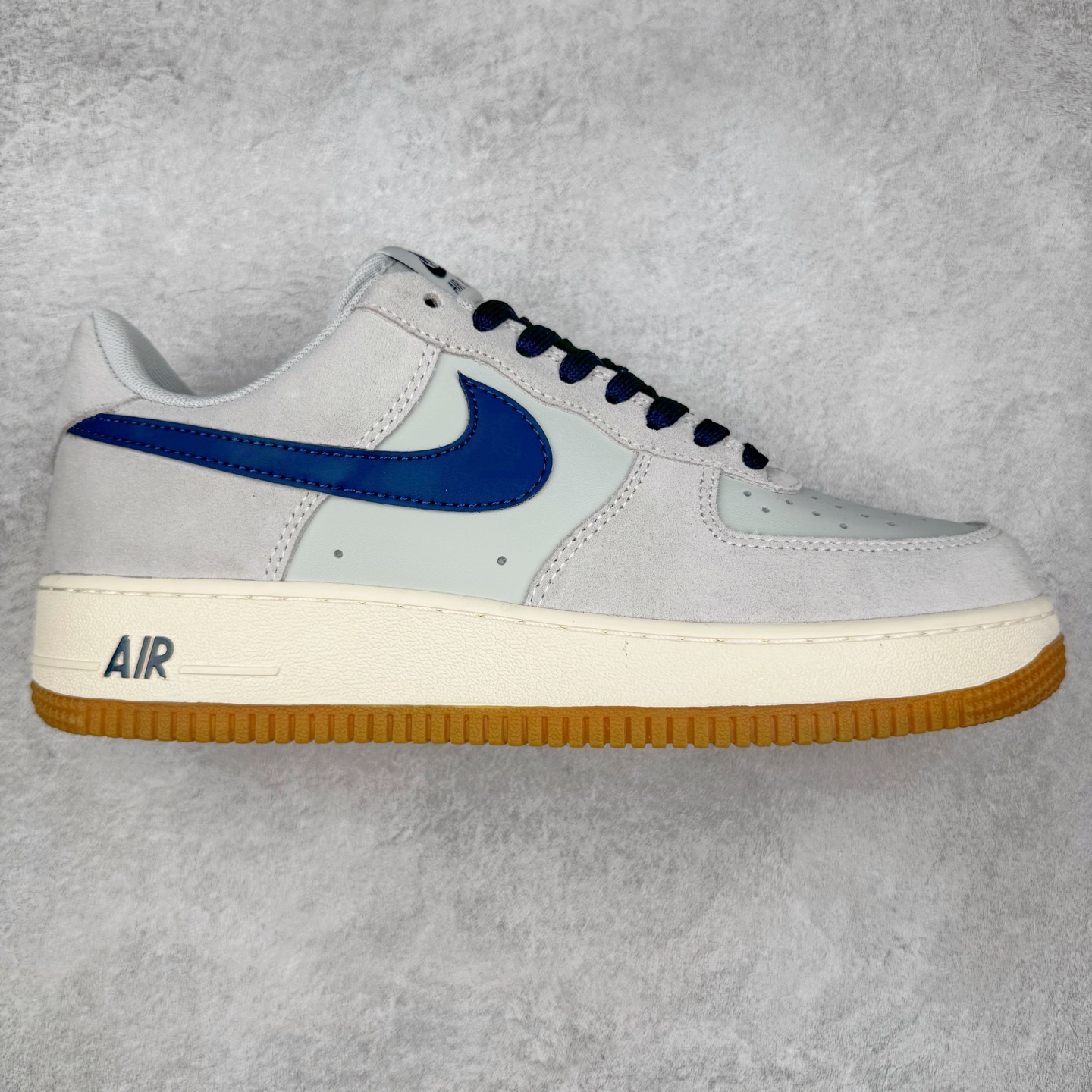 NK Air Force 1´07 Low 空军一号低帮百搭休闲运动板鞋 IB6388-003 柔软、弹性十足的缓震性能和出色的中底设计 横跨复古与现代的外型结合 造就出风靡全球 三十多年的Force 1 直到今天还深受青睐 实拍调校N版已经零色差零失真 百分百还原实物色彩所见即所得 不存在货不对板色差等低级问题 选购参考实物拍摄 不混卖不参货 只用心做好货严格选品 承诺混一赔十 尺码：36 36.5 37.5 38 38.5 39 40 40.5 41 42 42.5 43 44 44.5 45-选品中心