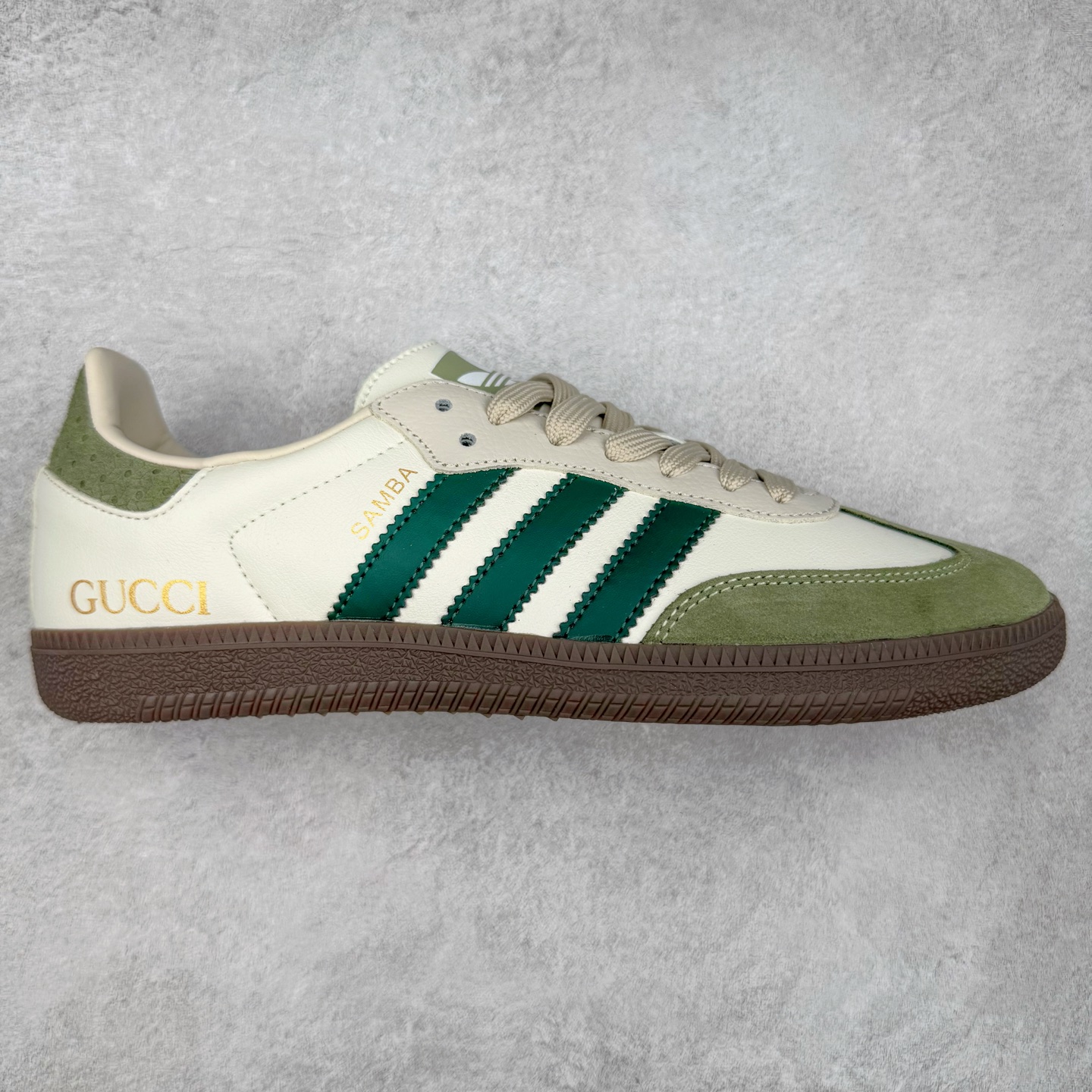 ＃C2 AD Original Samba OG 复古经典轻便板鞋 定制配色 GJ75804 这款桑巴鞋展示了高质量的工艺 带有装饰的超锁缝制和无缝的手感 柔软、柔软的皮革造型和标志性的3条纹完成了精致的外观 正规合身鞋带 鞋面上有绒面鞋垫 橡胶鞋底 享受正畸套筒软感 自50年代首次亮相以来就一直在赢得粉丝的青睐 尺码：36 36.5 37.5 38 38.5 39 40 40.5 41 42 42.5 43 44 44.5 45-选品中心