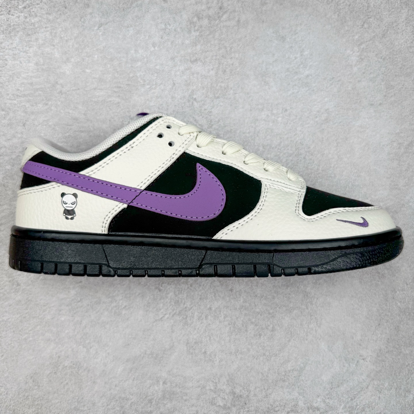 NK Dunk Low 定制配色 KK1333-041 大厂出品 极力推荐 原装头层材料 独家版型蒸餾加工帶來的是更好的视觉和脚感体验大厂纯原品质出货 清洁度 电绣工艺 皮料切割干净无任何毛边 细节完美 实拍调校N版已经零色差零失真 百分百还原实物色彩所见即所得 不存在货不对板色差等低级问题 选购参考实物拍摄 不混卖不参货 只用心做好货严格选品 承诺混一赔十 尺码：36 36.5 37.5 38 38.5 39 40 40.5 41 42 42.5 43 44 44.5 45-选品中心